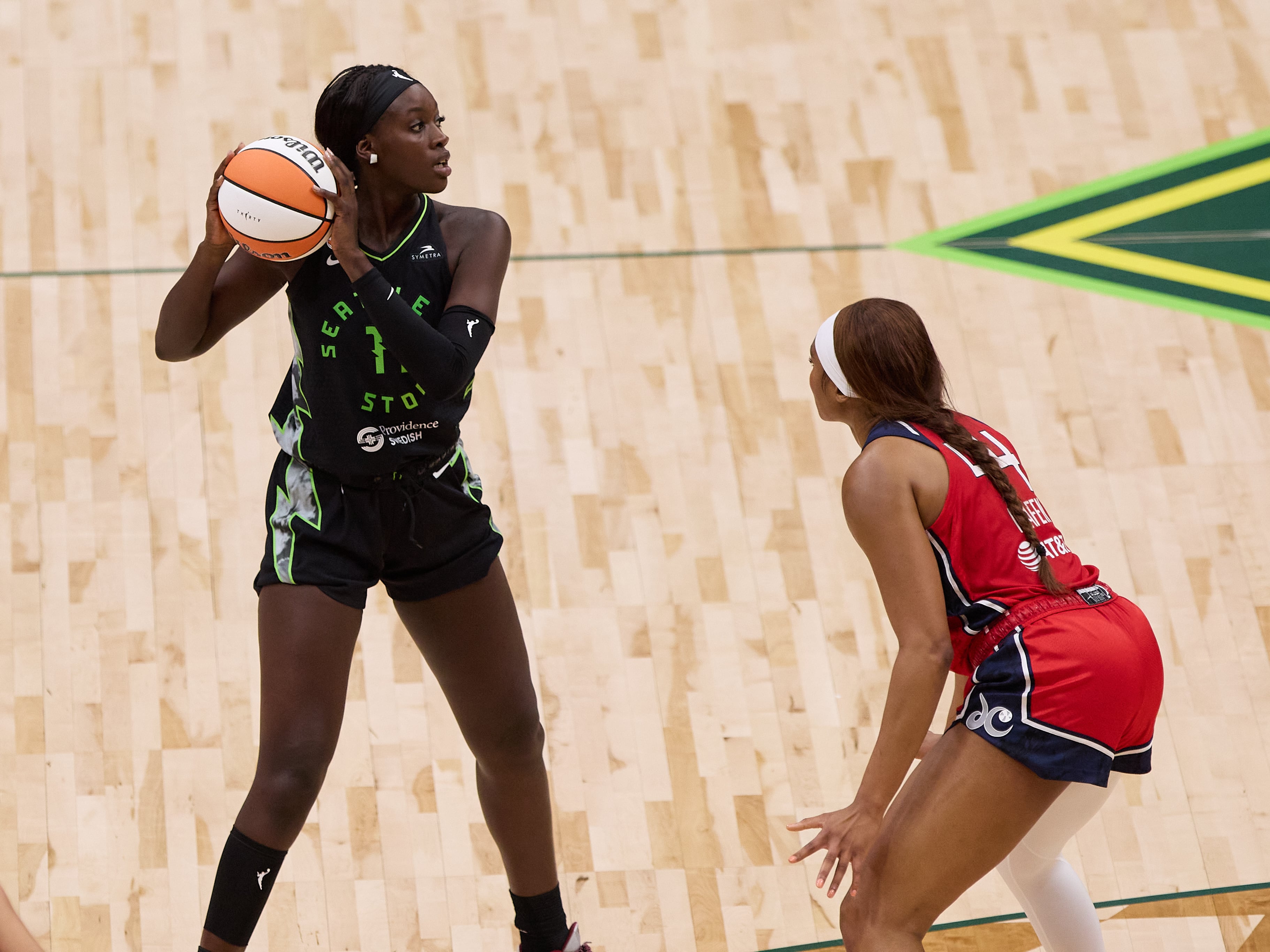 Awa Fam debuta en la WNBA con 10 puntos y dos rebotes