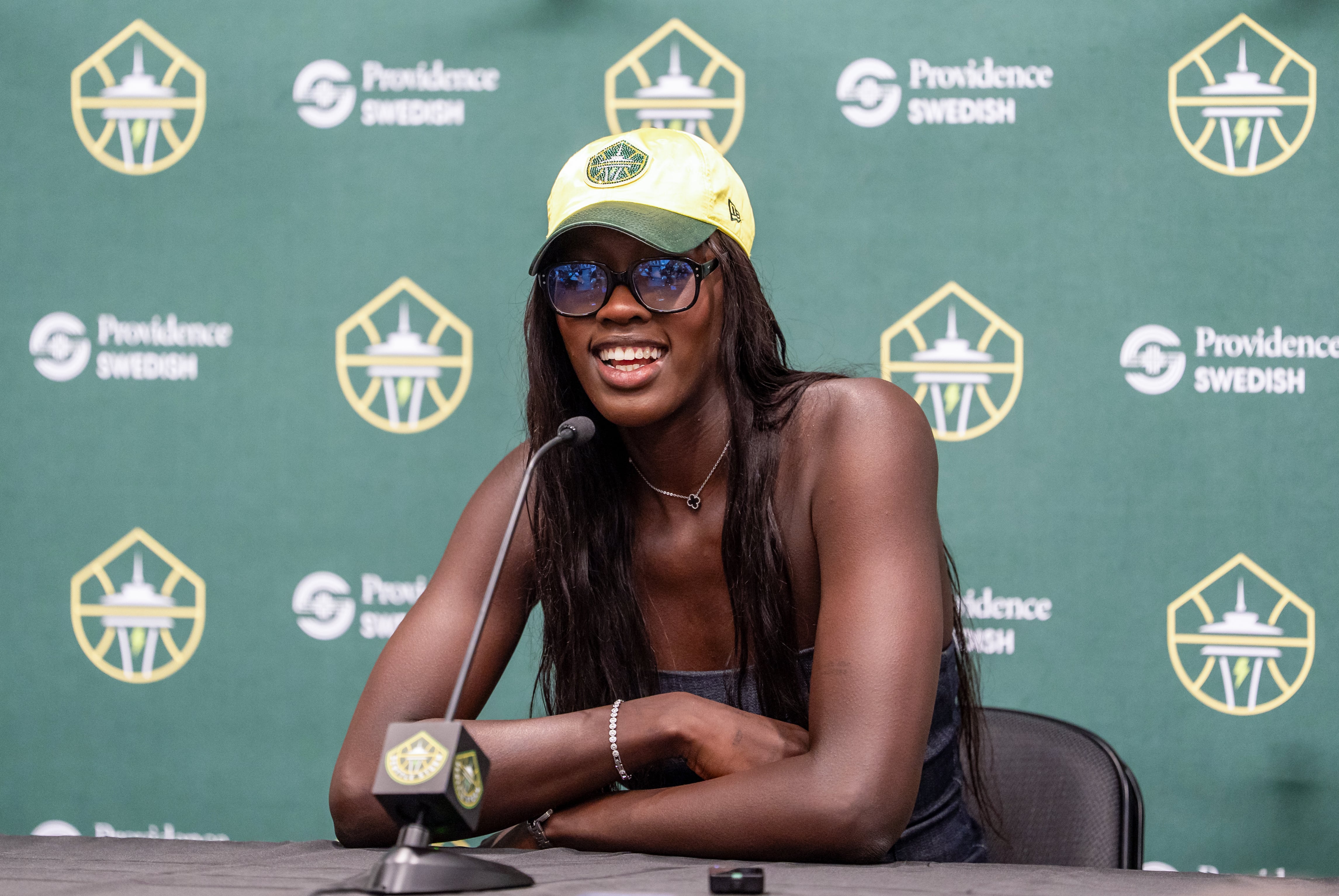 Awa Fam recibe su primera ovación en su presentación como jugadora de Seattle Storm: “La WNBA es un sueño hecho realidad para mí”