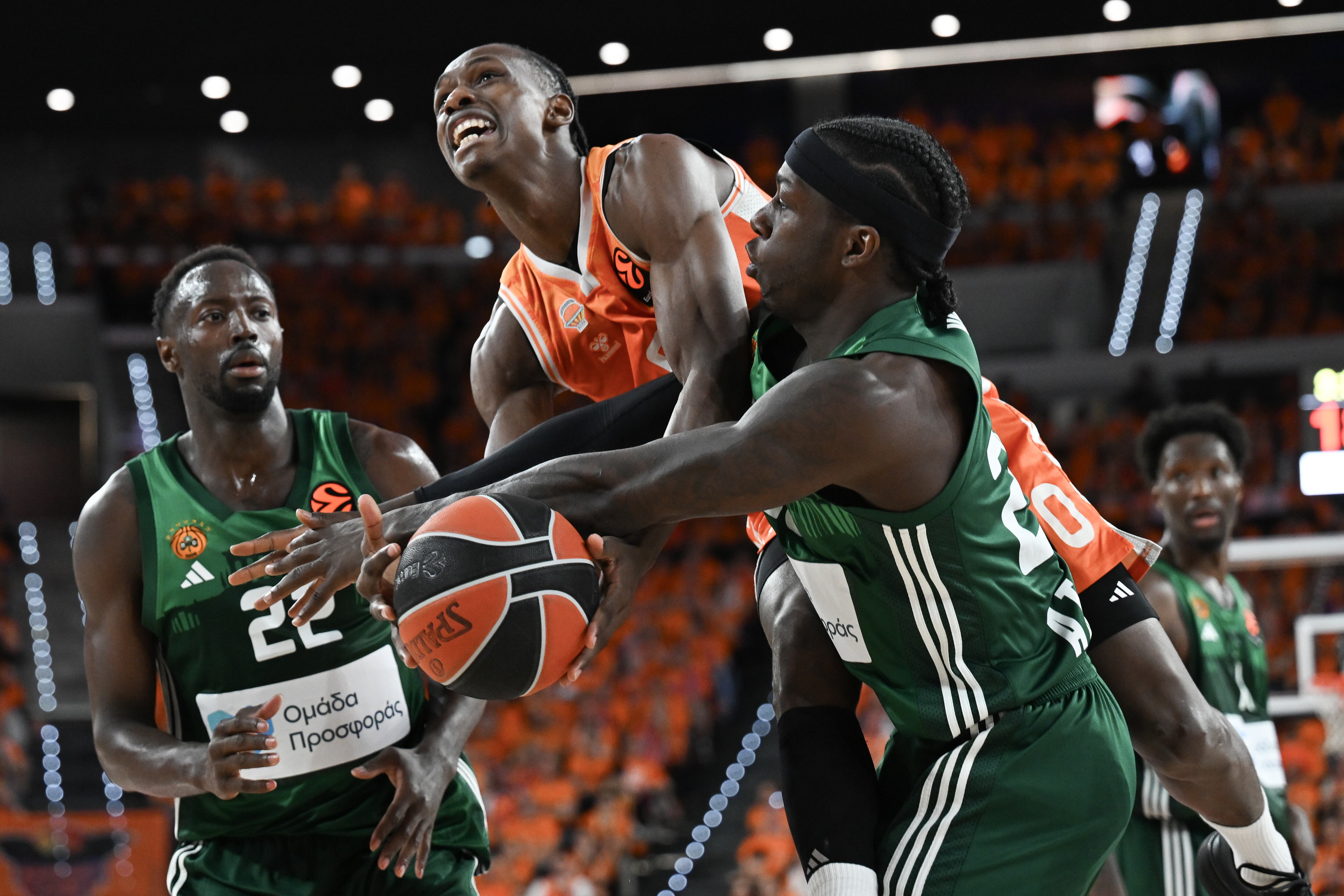 El Valencia remonta al Panathinaikos y alcanza el cielo de la Final Four