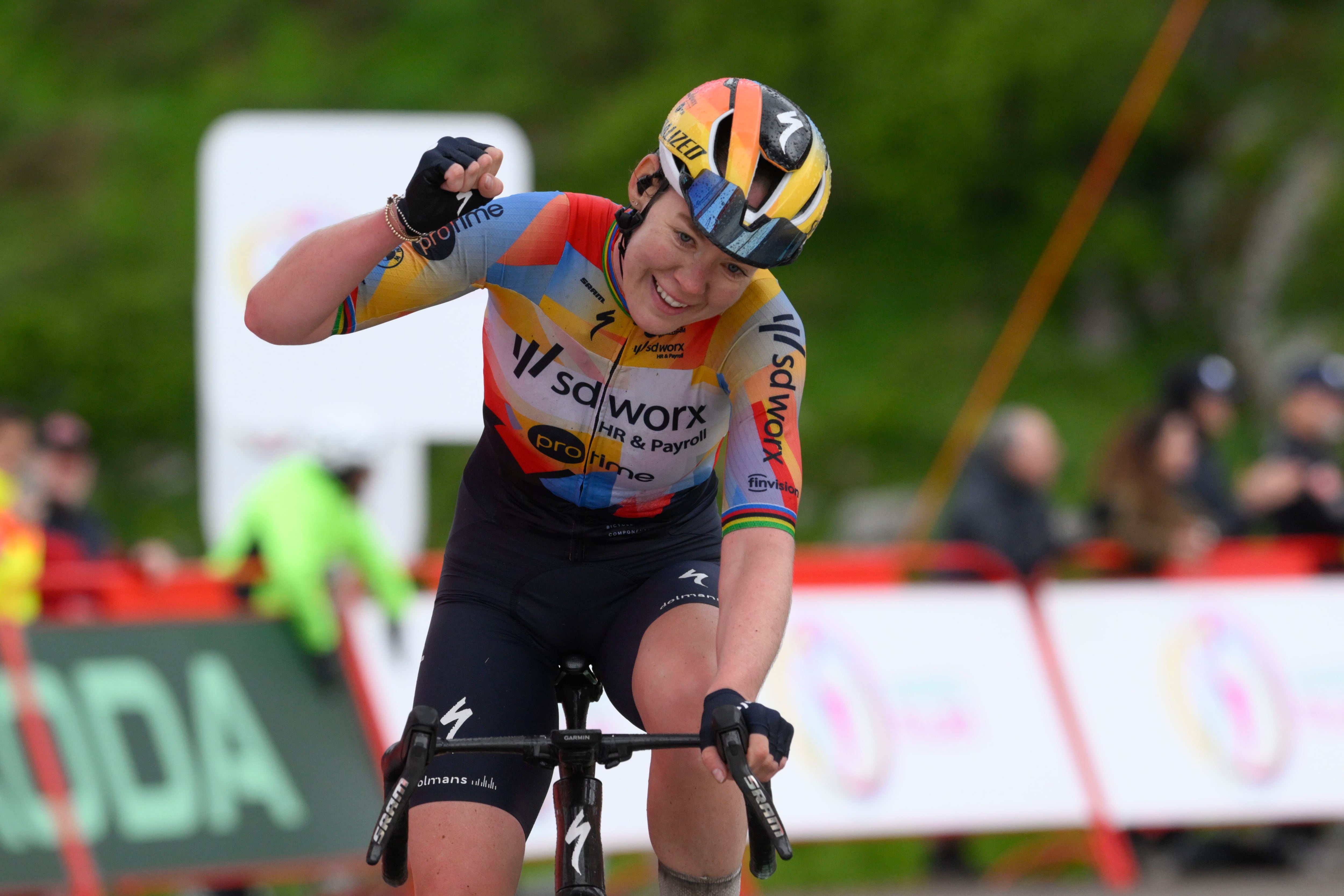 Paula Blasi acepta el reto de Van der Breggen y se jugará la Vuelta femenina en el Angliru