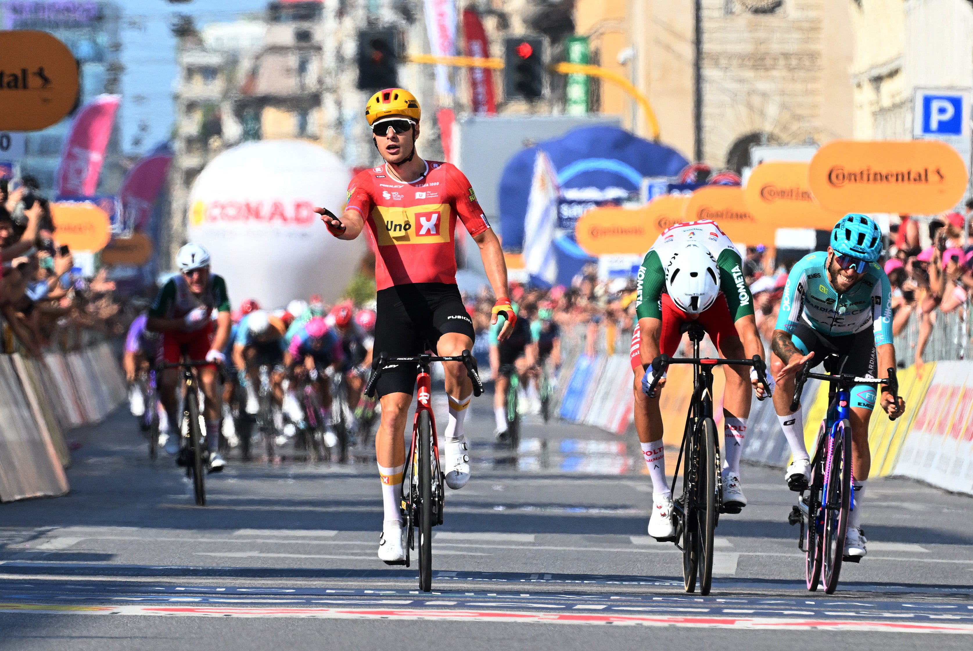 Milagro en Milán: el noruego Dversnes gana en fuga la etapa más llana del Giro de Italia