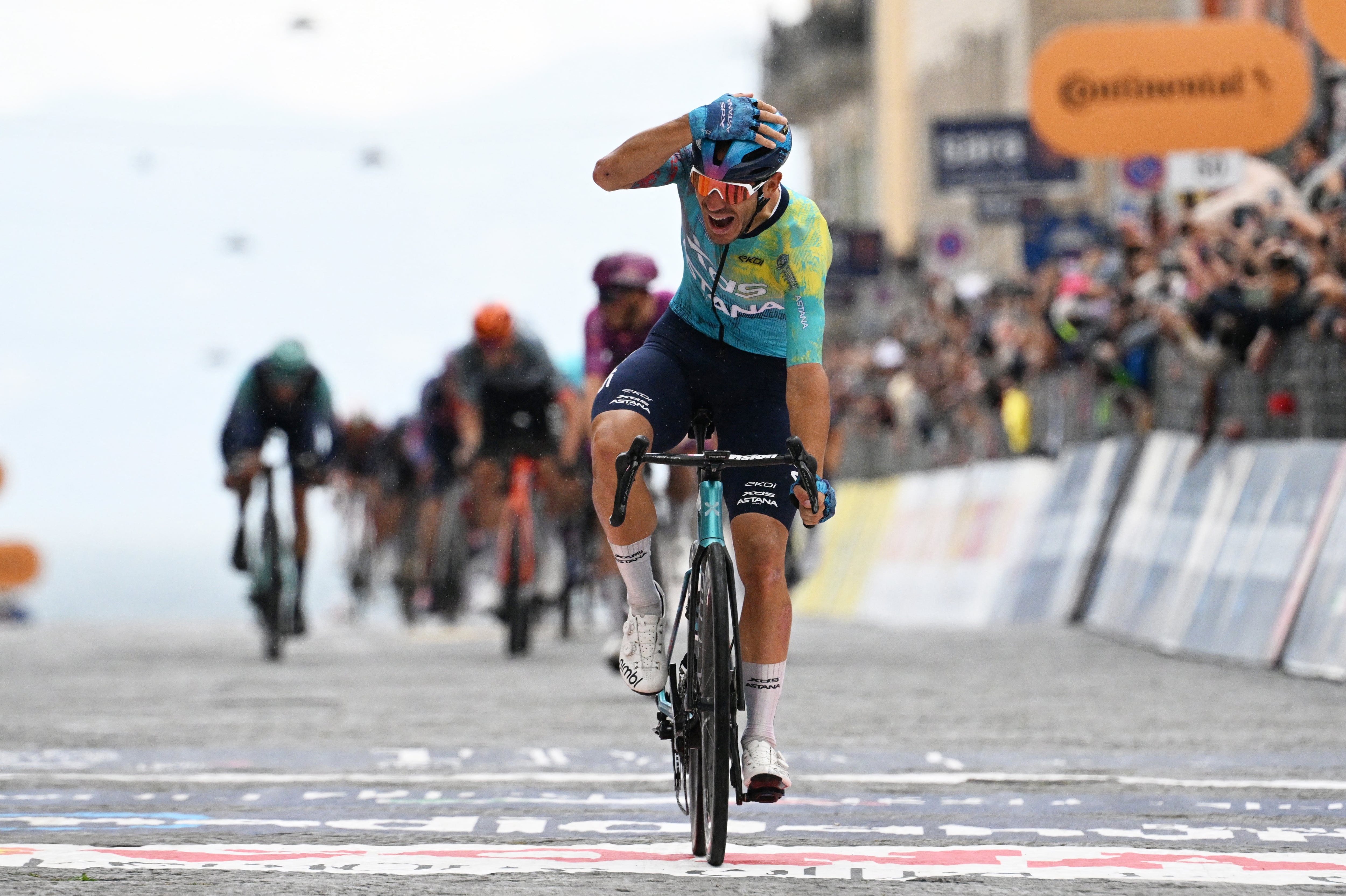 Movistar pierde a su hombre rápido y Ballerini gana otra etapa accidentada del Giro de Italia