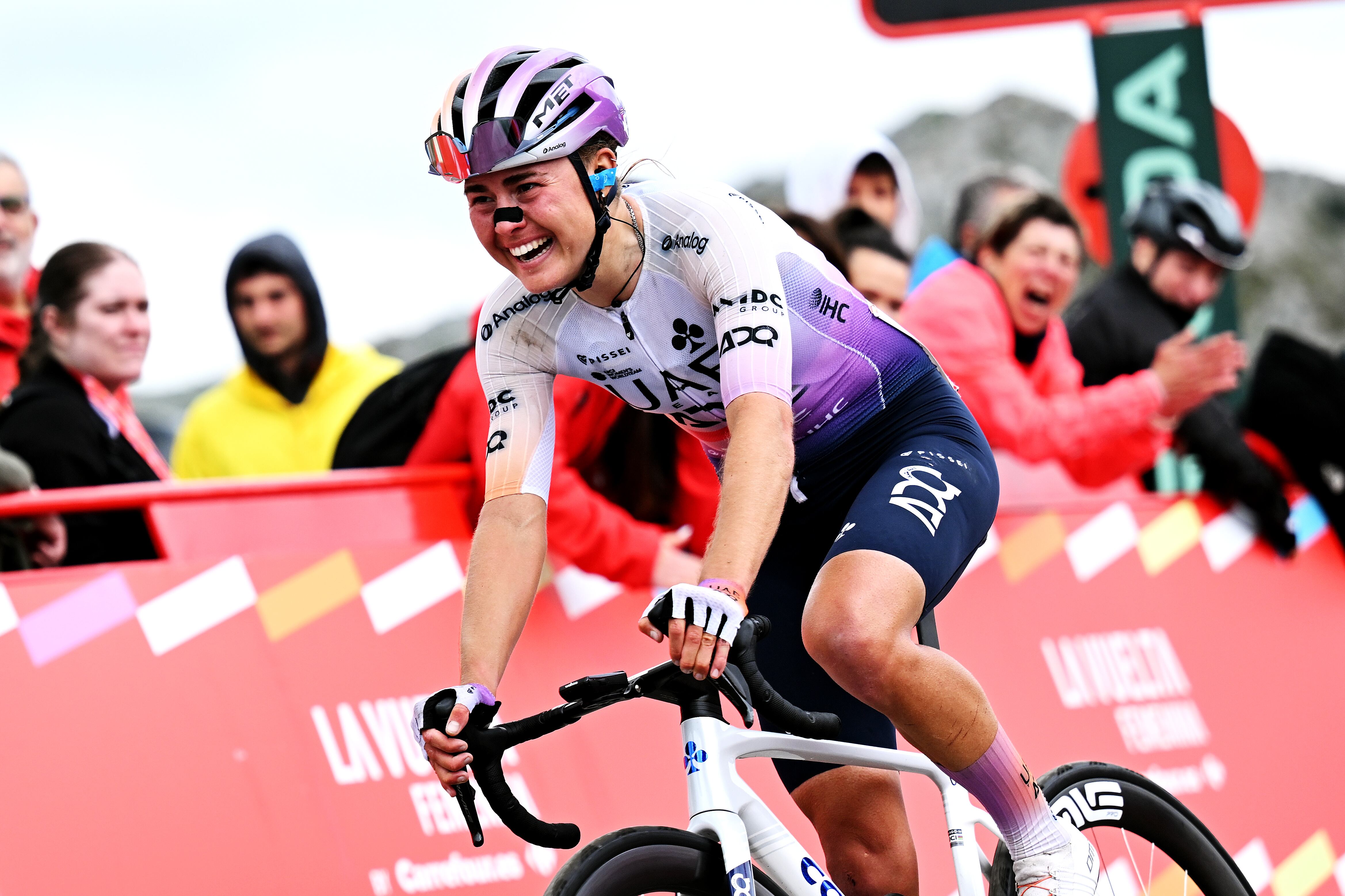 Paula Blasi hace historia y gana la Vuelta a España femenina en el Angliru
