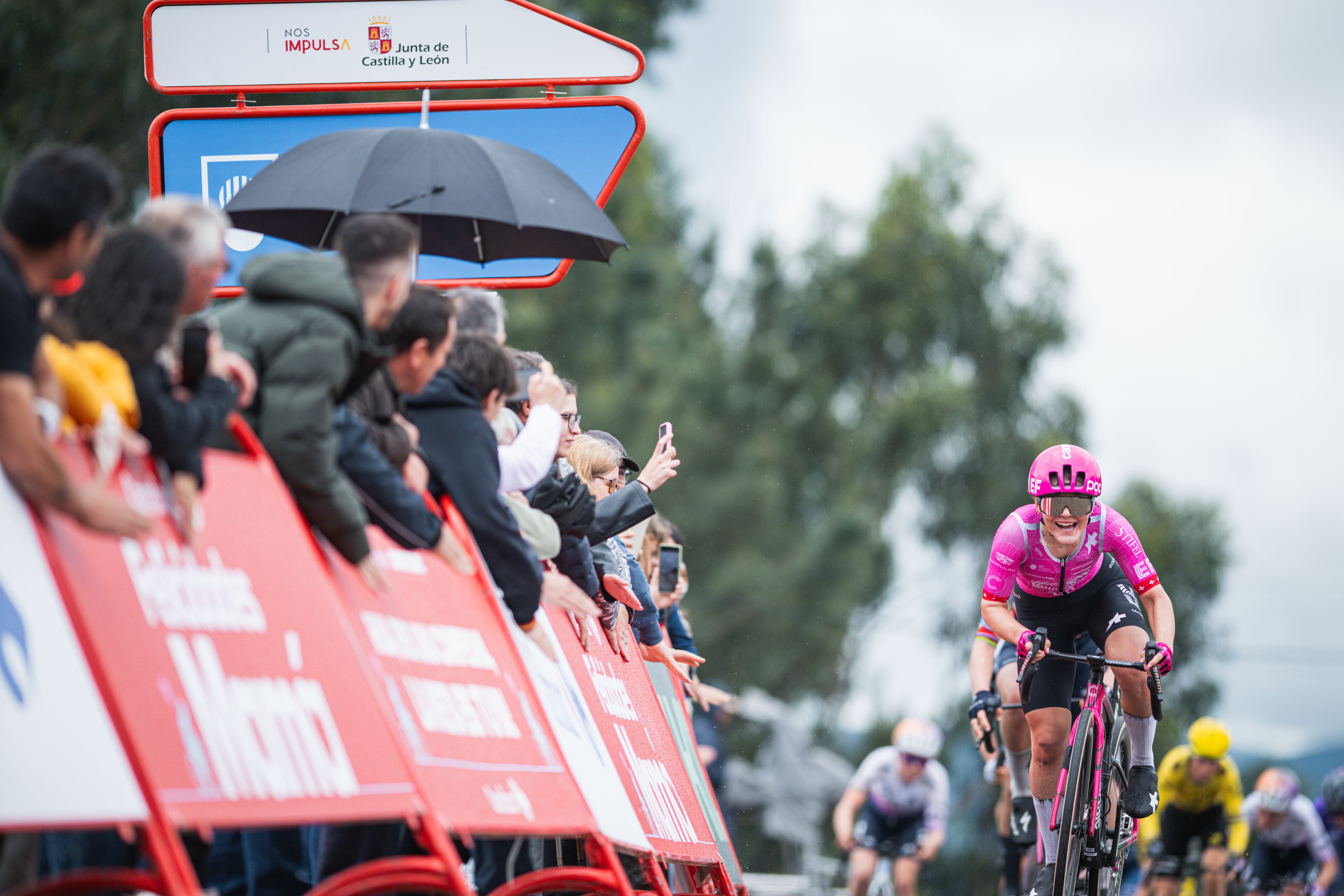 Noemi Rüegg se enfunda el ‘maillot’ rojo en el estreno de La Vuelta a España femenina