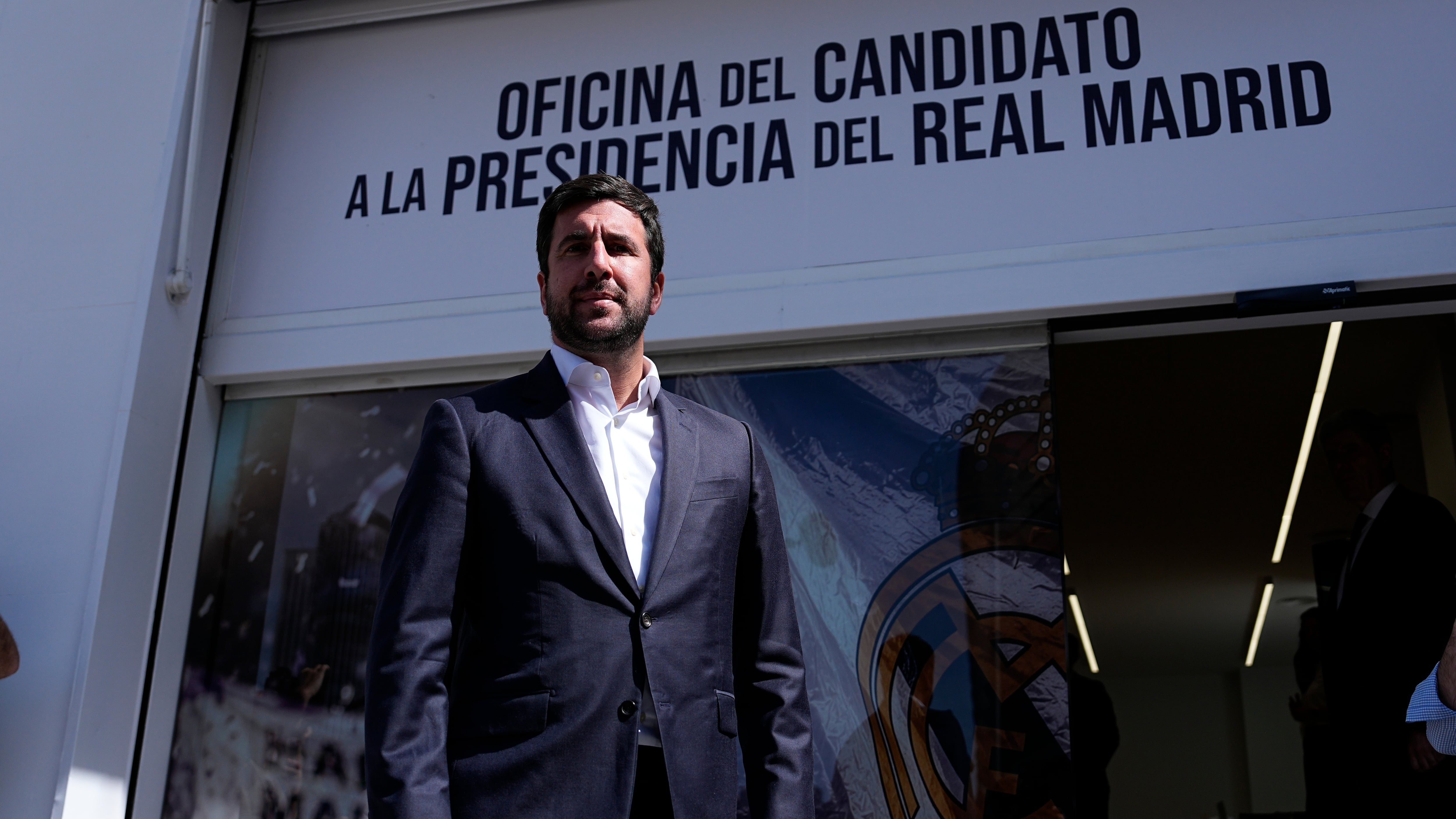 Sin promesas concretas aún de fichajes, Enrique Riquelme ataca el trato al socio de Florentino Pérez: “Tras 1.700 millones en el estadio, tienes asientos más pequeños”