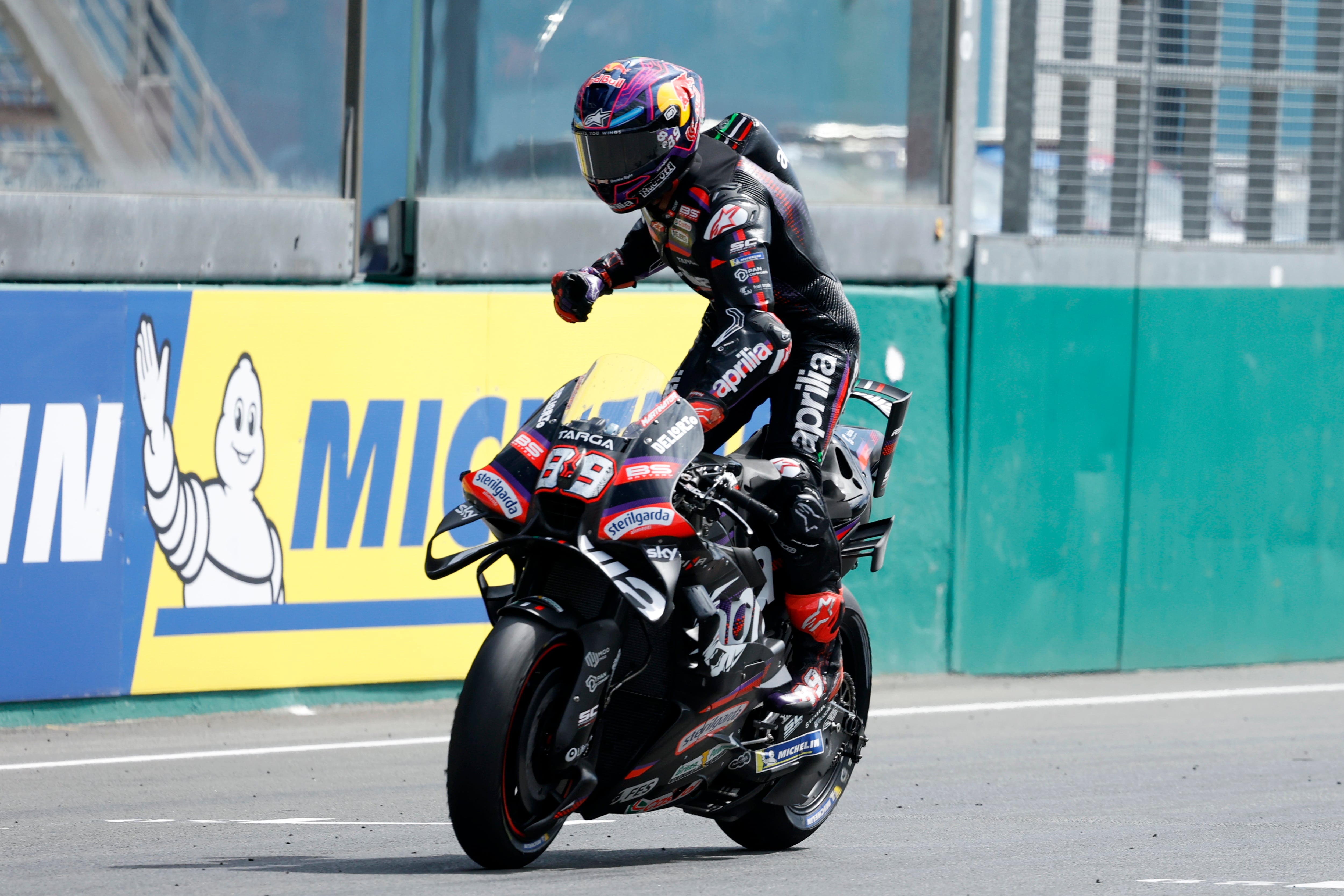 Triunfo de Jorge Martín en una sprint que acabó con un fuerte accidente de Marc Márquez en el GP de Francia