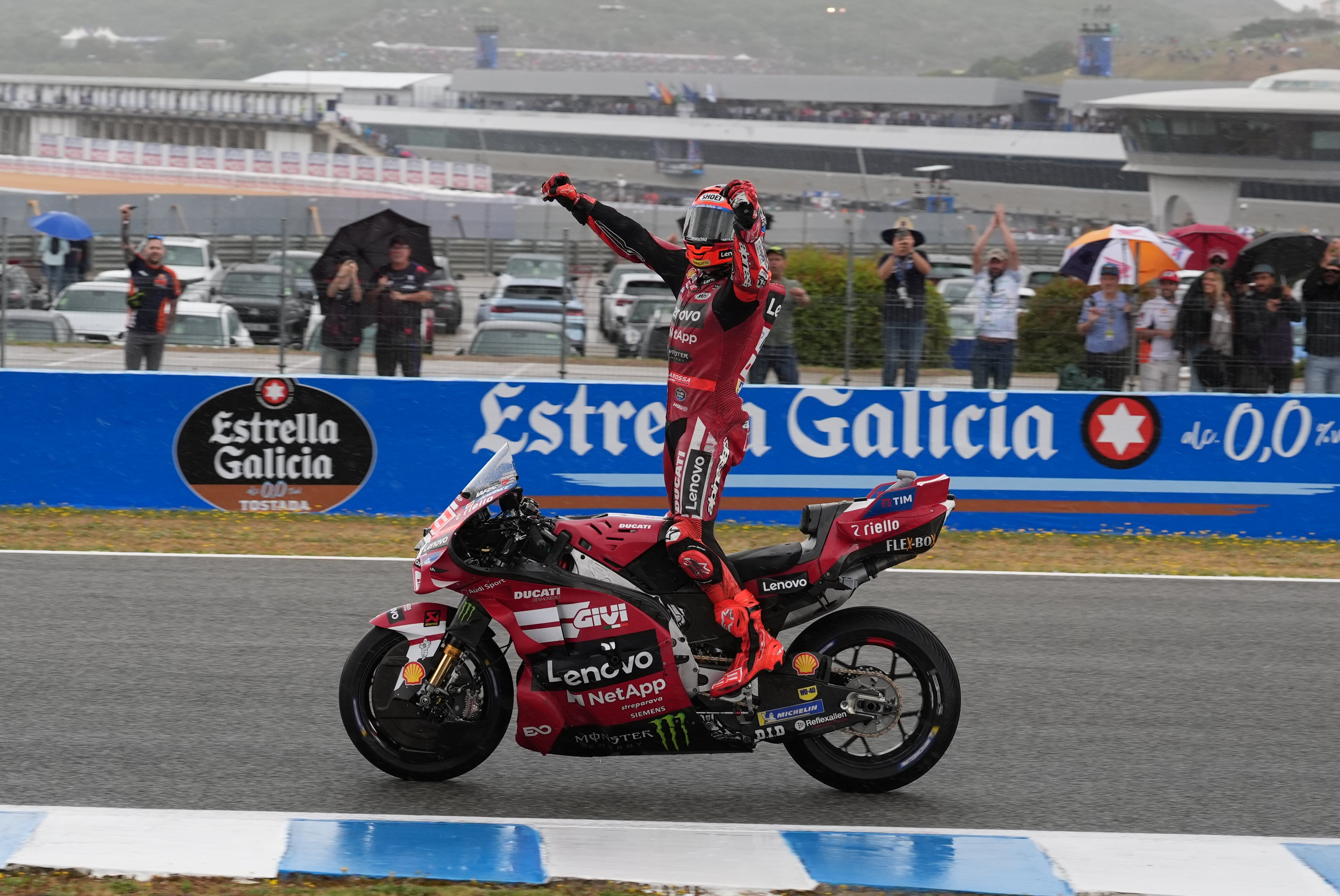 Marc Márquez baila entre tormentas en Jerez: ‘pole’ y triunfo al ‘sprint’ en un sábado caótico en el GP de España