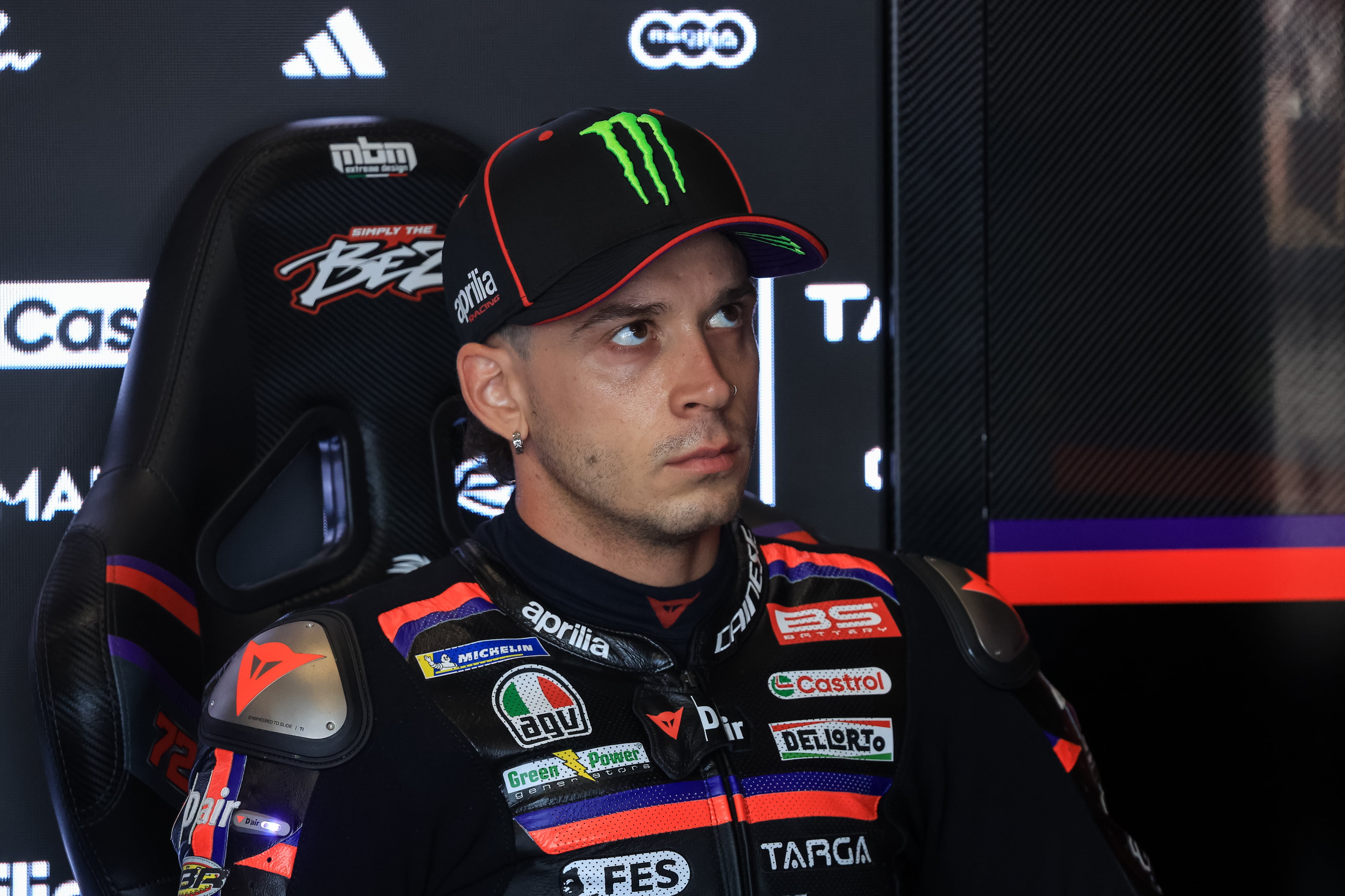 La peor sprint de Marco Bezzecchi: el líder de MotoGP pierde los papeles tras una caída, golpea a un comisario y no correrá este domingo