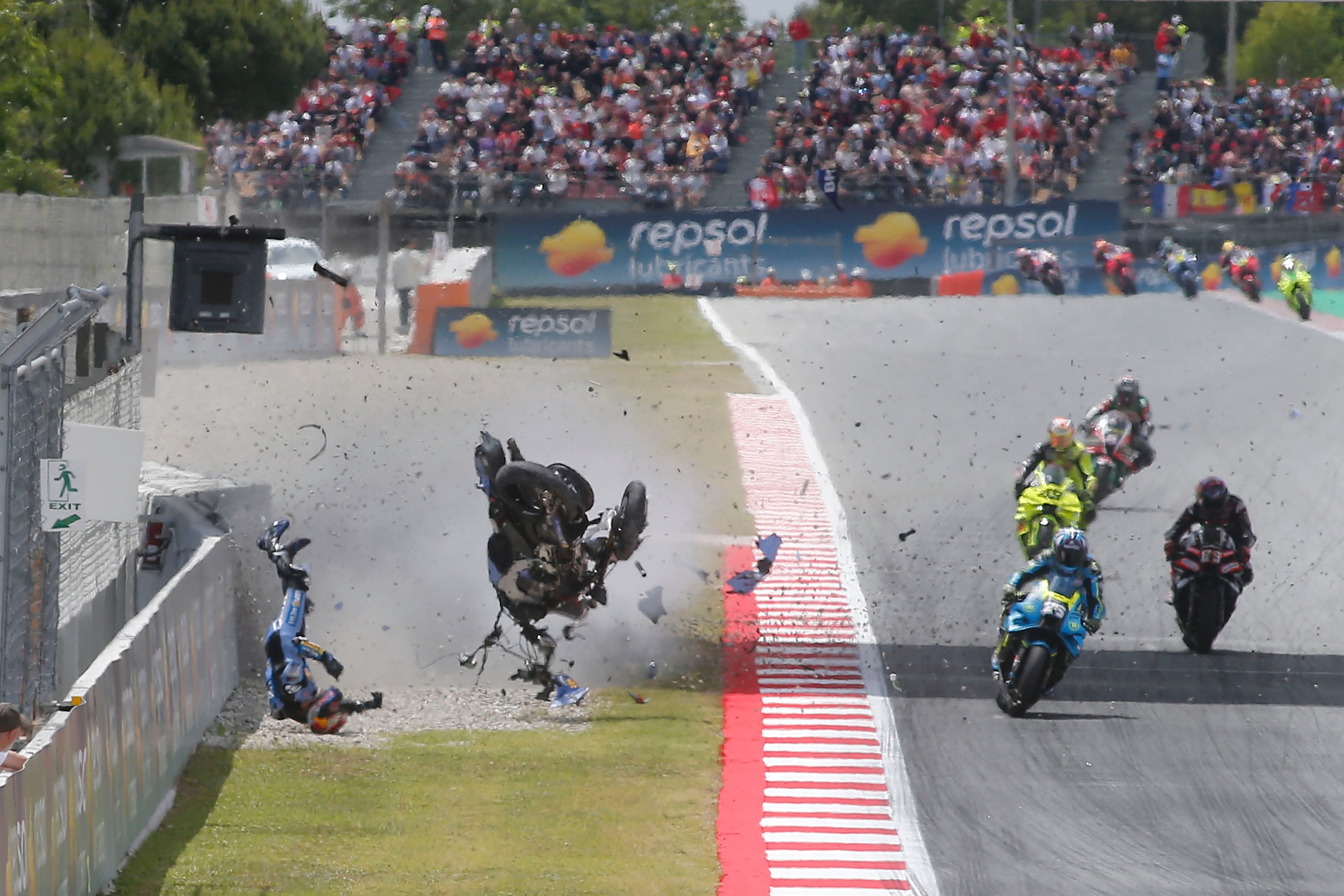 Un espeluznante accidente en el GP de Catalunya de MotoGP termina con Alex Márquez en el hospital
