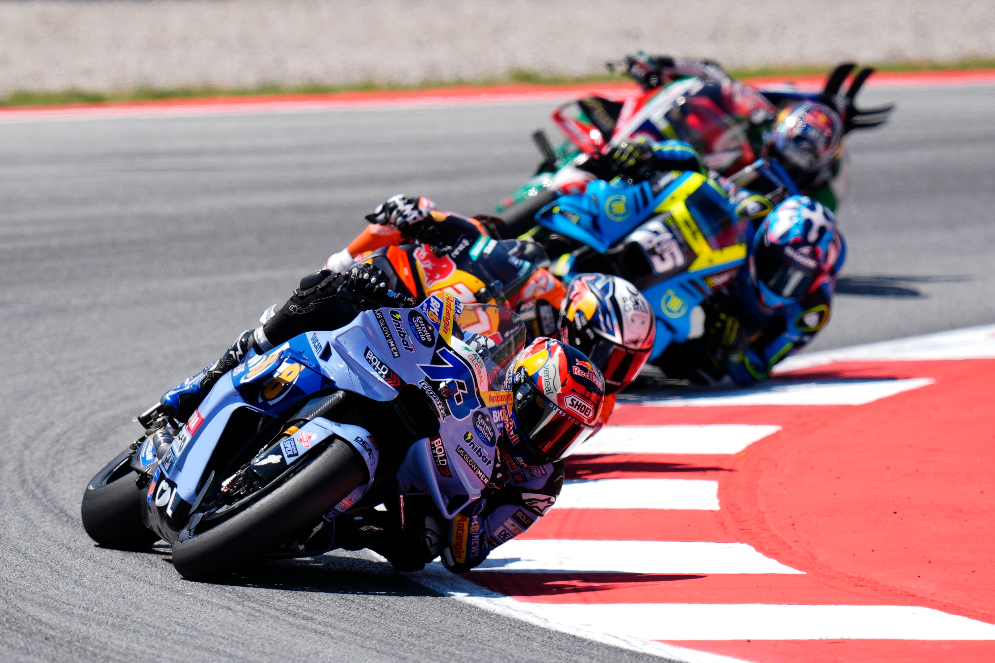 Alex Márquez resiste los mordiscos de Pedro Acosta para llevarse la ‘sprint’ en el GP de Catalunya