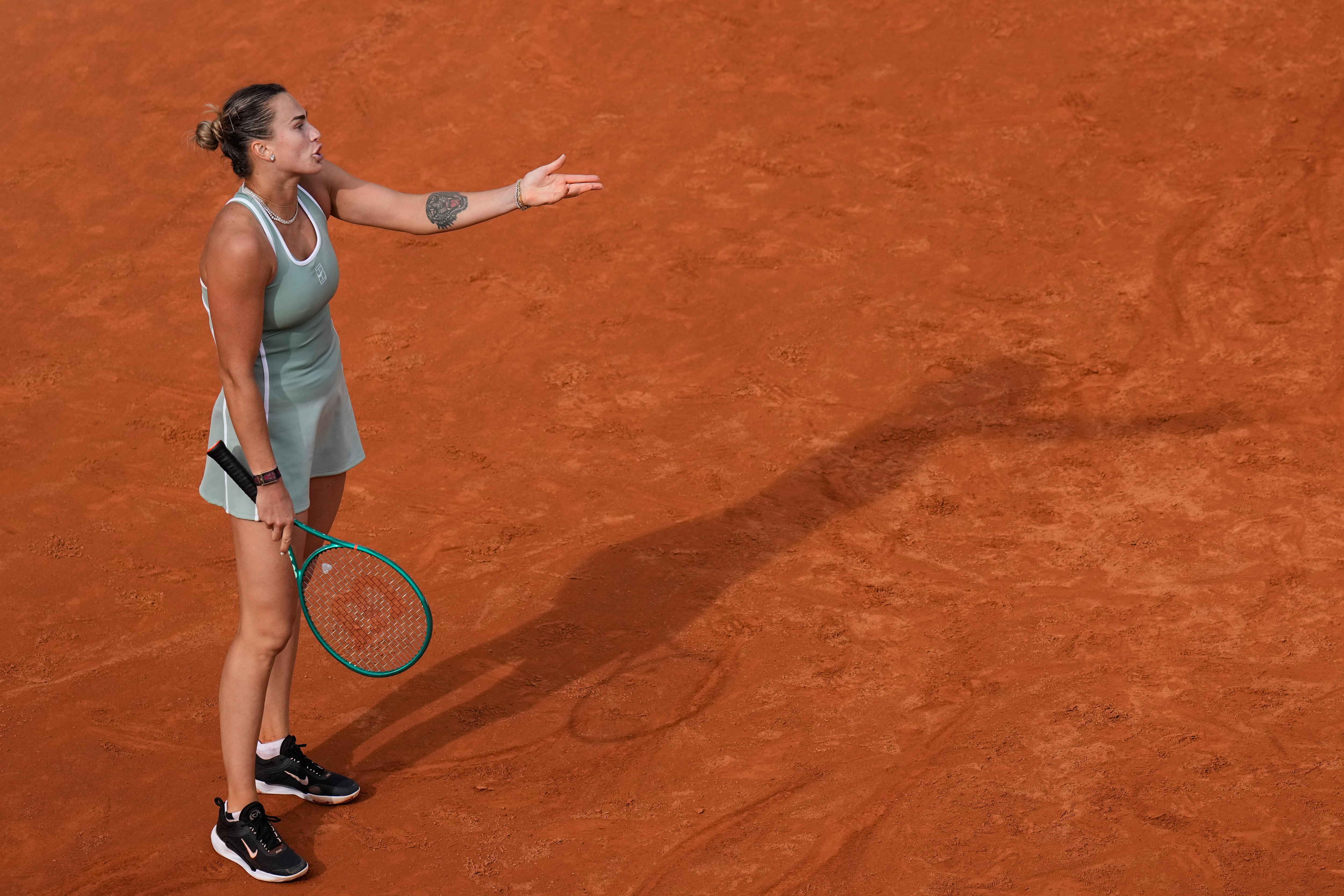 Sabalenka, otra derrota y preocupación: juego pobre y dolores a las puertas de Roland Garros