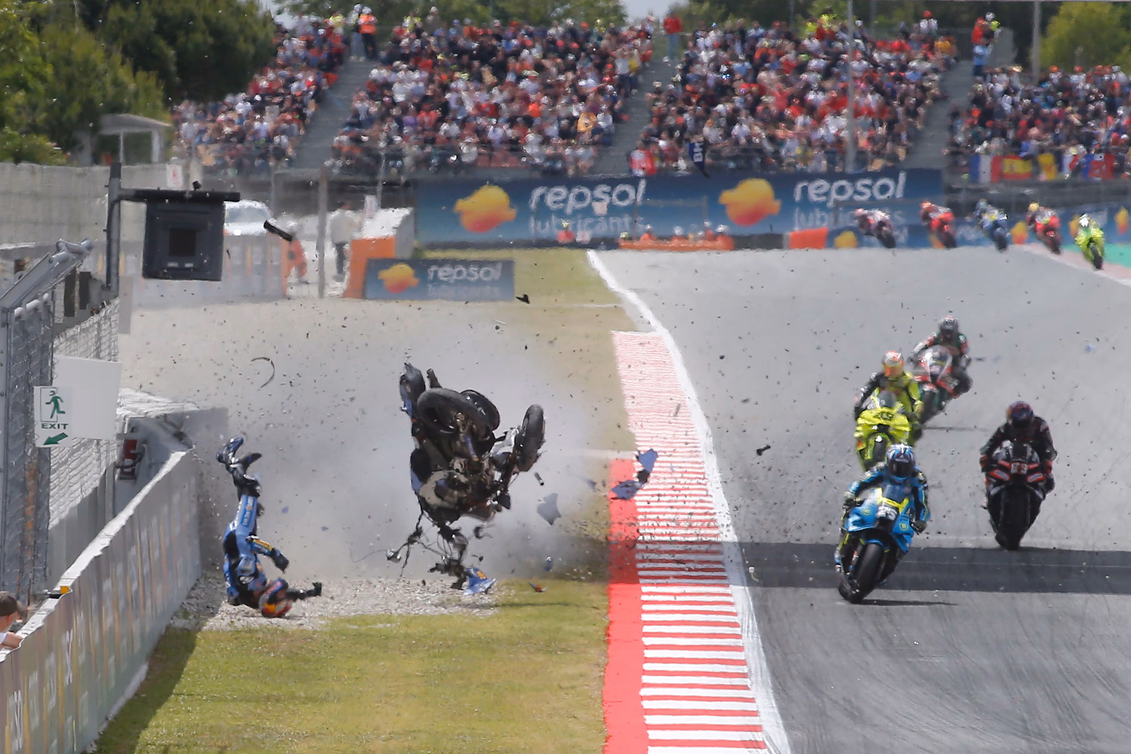 Un espeluznante accidente en el GP de Catalunya de MotoGP termina con Alex Márquez en el hospital