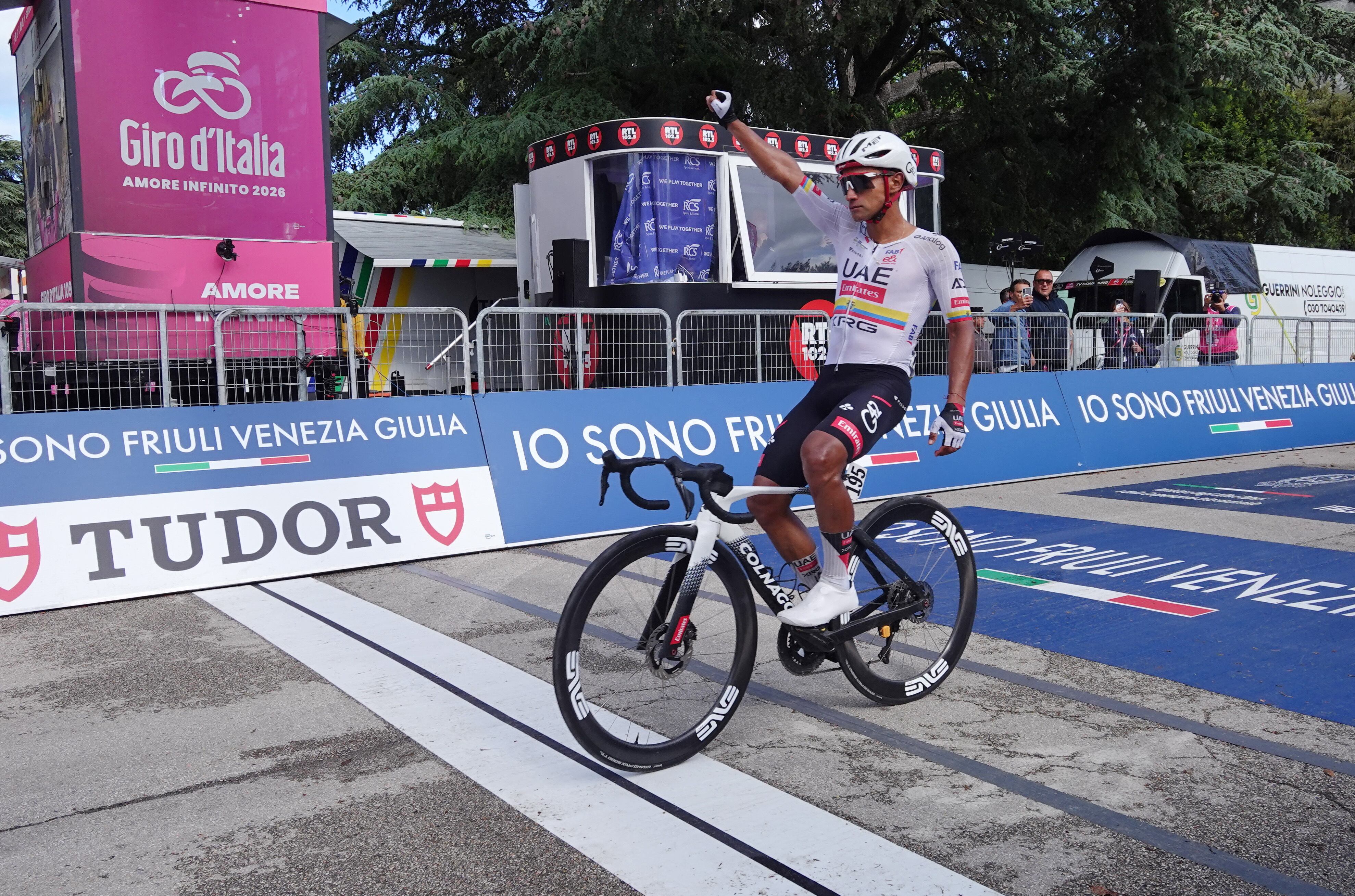 Jhonny Narváez vuela en los muros de las Marcas y gana su segunda etapa en el Giro de Italia
