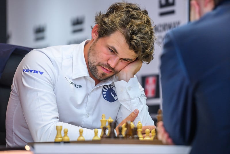 Carlsen sufre también ante Keymer, pero le supera en la ‘muerte súbita’