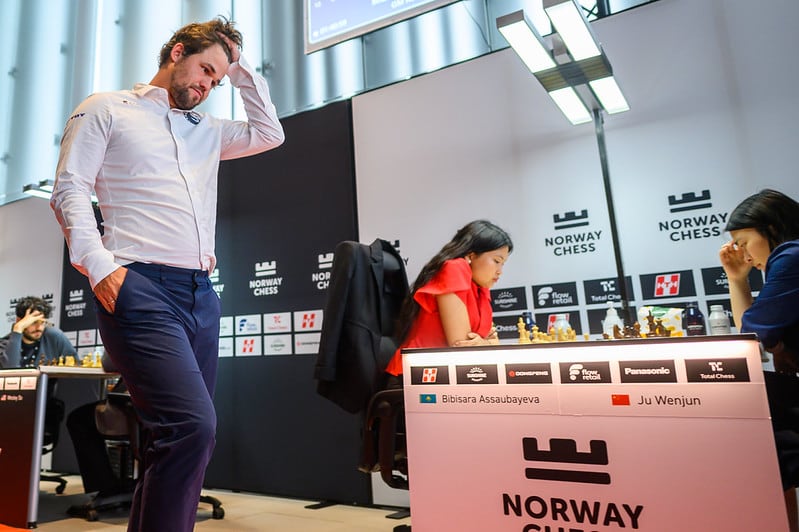 Carlsen resurge tumbando al campeón, Gukesh, un año después de perder ante él con estrépito