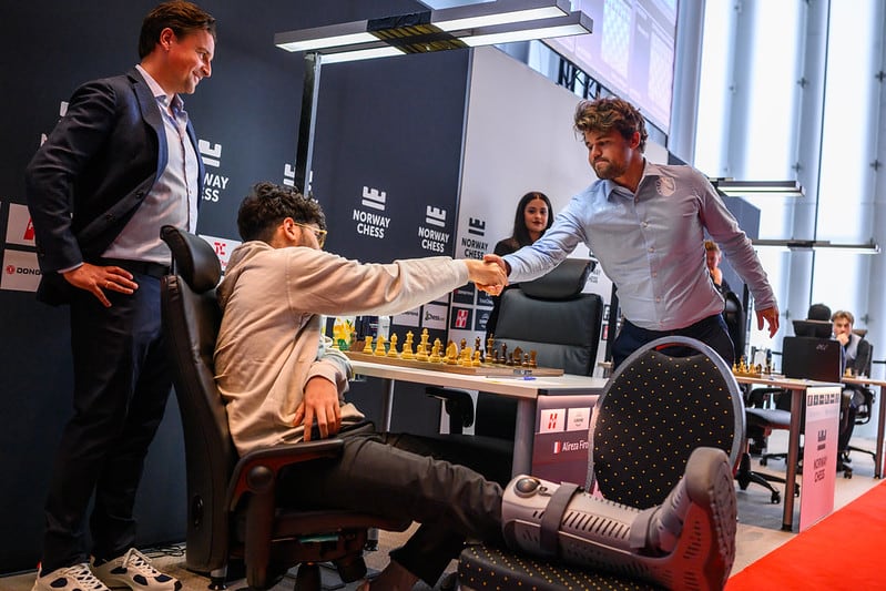 Firouzja tumba a Carlsen con una pierna en horizontal en el torneo de ajedrez Norway Chess