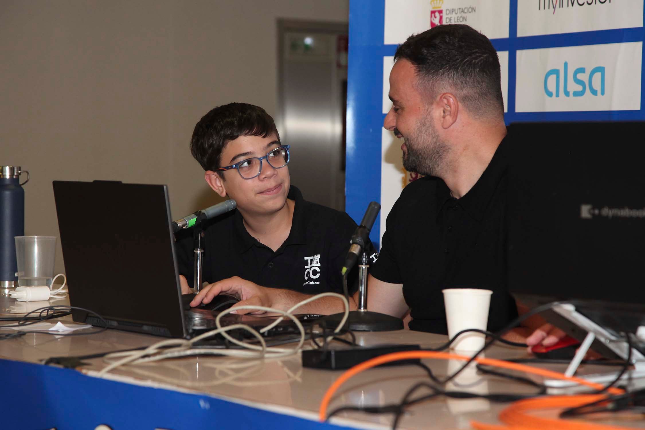 El prodigio del ajedrez Faustino Oro, de 11 años, asombra también comentando la segunda semifinal en León