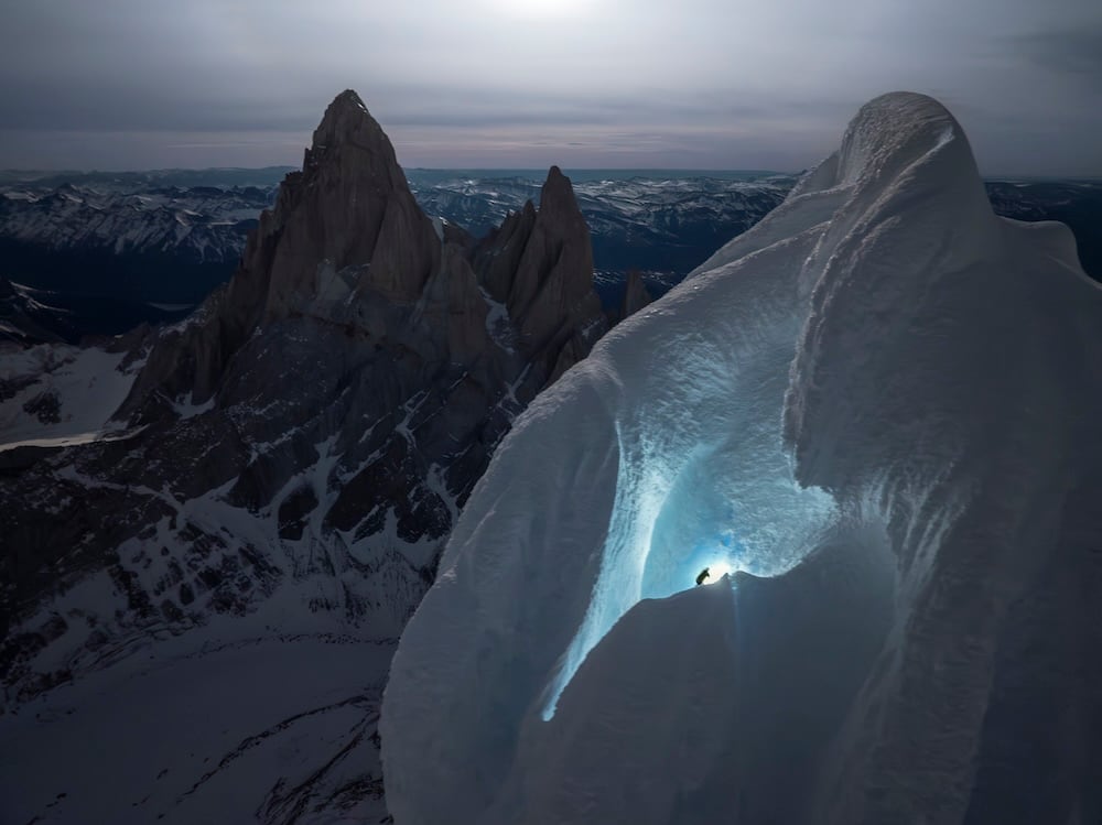 Colin Haley repta por el interior de una grieta para firmar la primera ascensión invernal en solitario al Cerro Torre