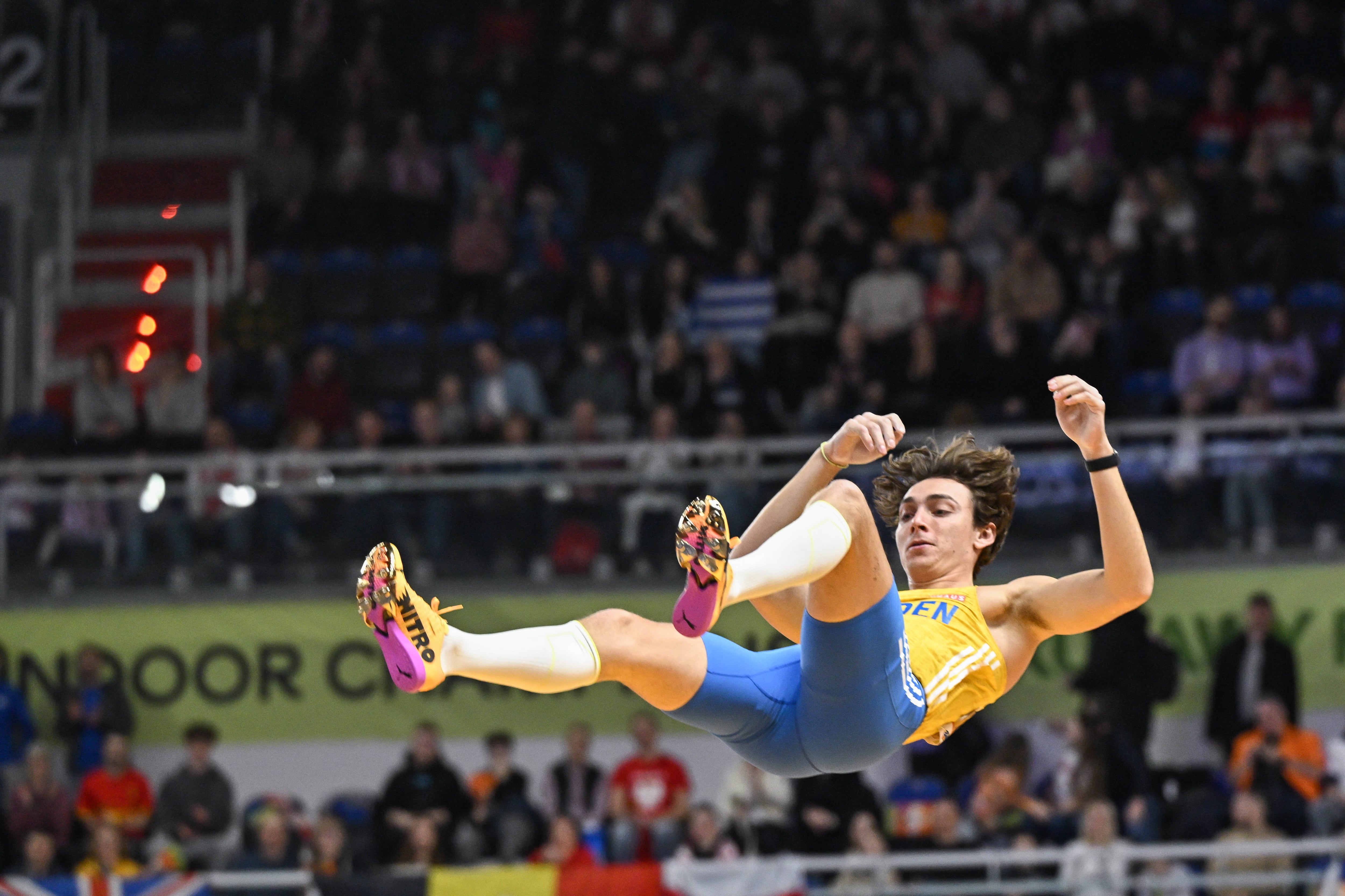 Mondo Duplantis ya encontró rival más allá del listón en el Mundial de Torun