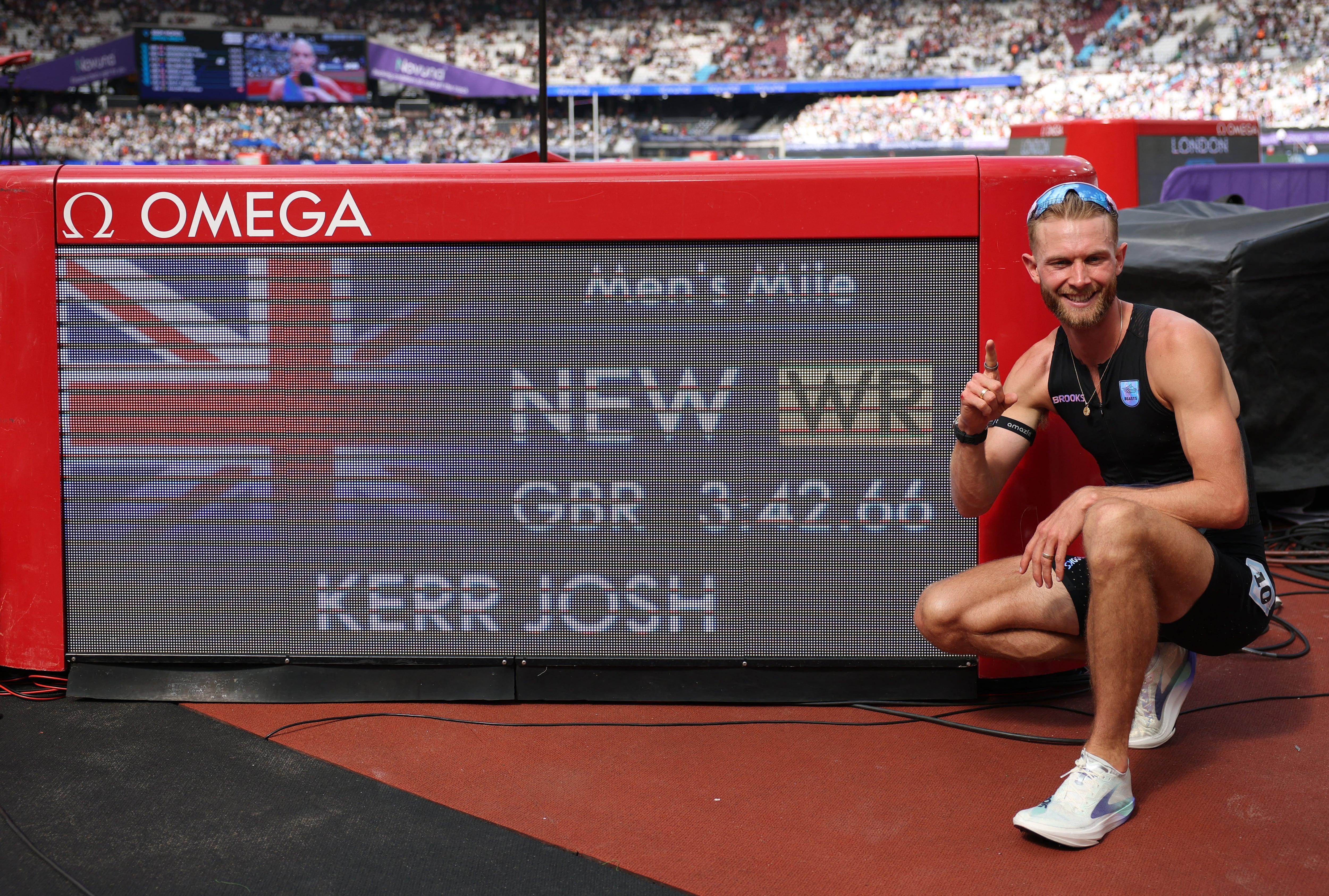 Josh Kerr lleva el récord de la milla al siglo XXI con una marca de 3m 42,66s
