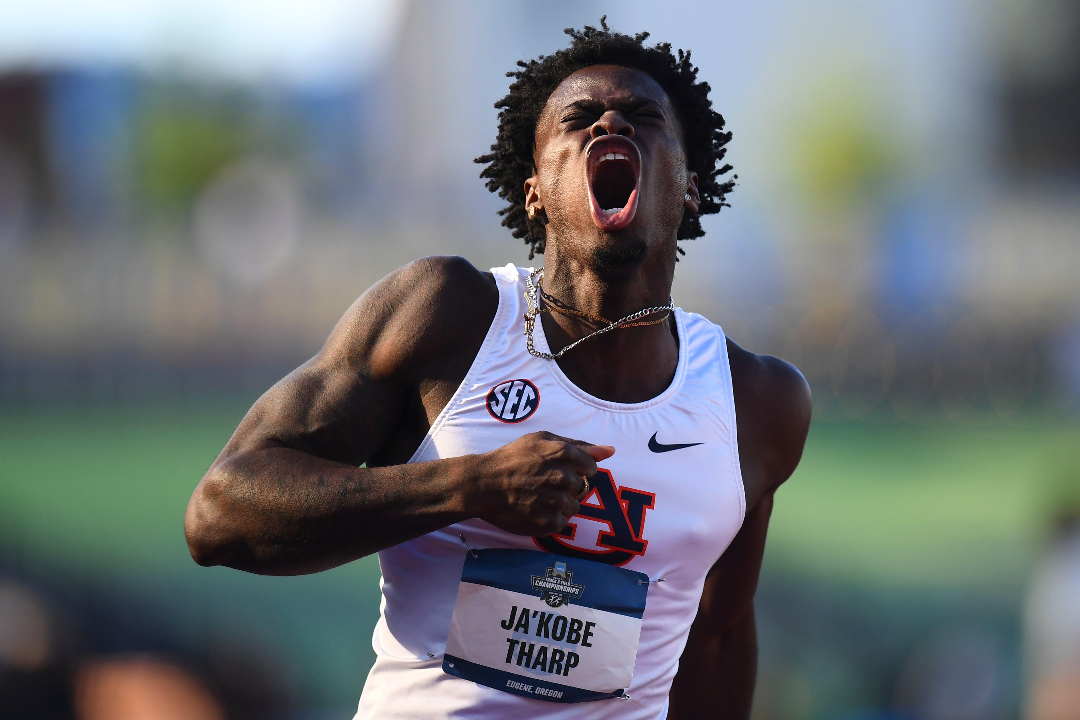 Como un huracán, un joven de 20 años, Ja’Kobe Tharp, bate el récord del mundo de los 110m vallas (12,75s)