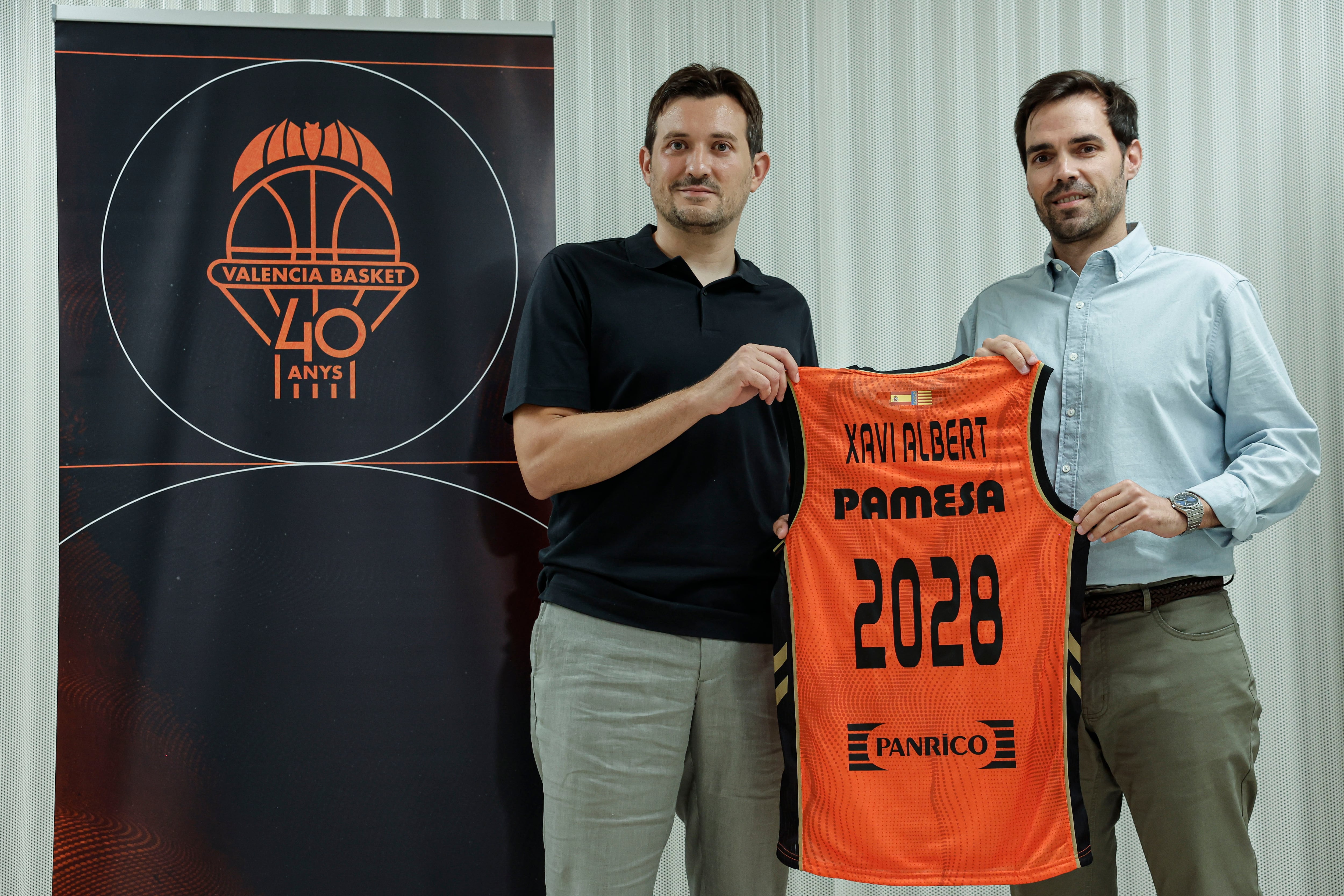 Xavi Albert, el nuevo entrenador del Valencia Basket deja de mirar al pasado: “No quiero que nos pongamos una tirita antes de empezar”