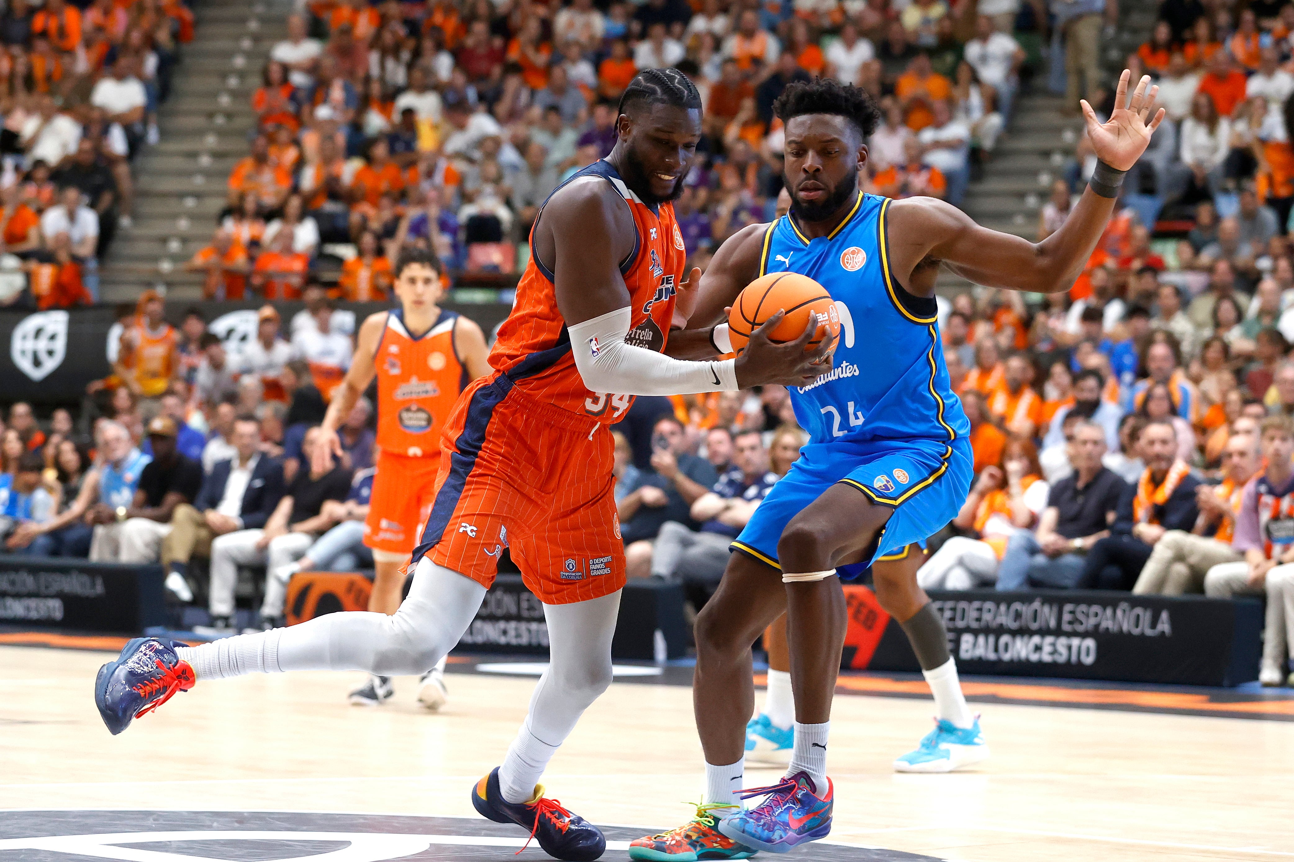 Leyma Coruña regresa a la Liga ACB después de remontar a Estudiantes en un partido épico