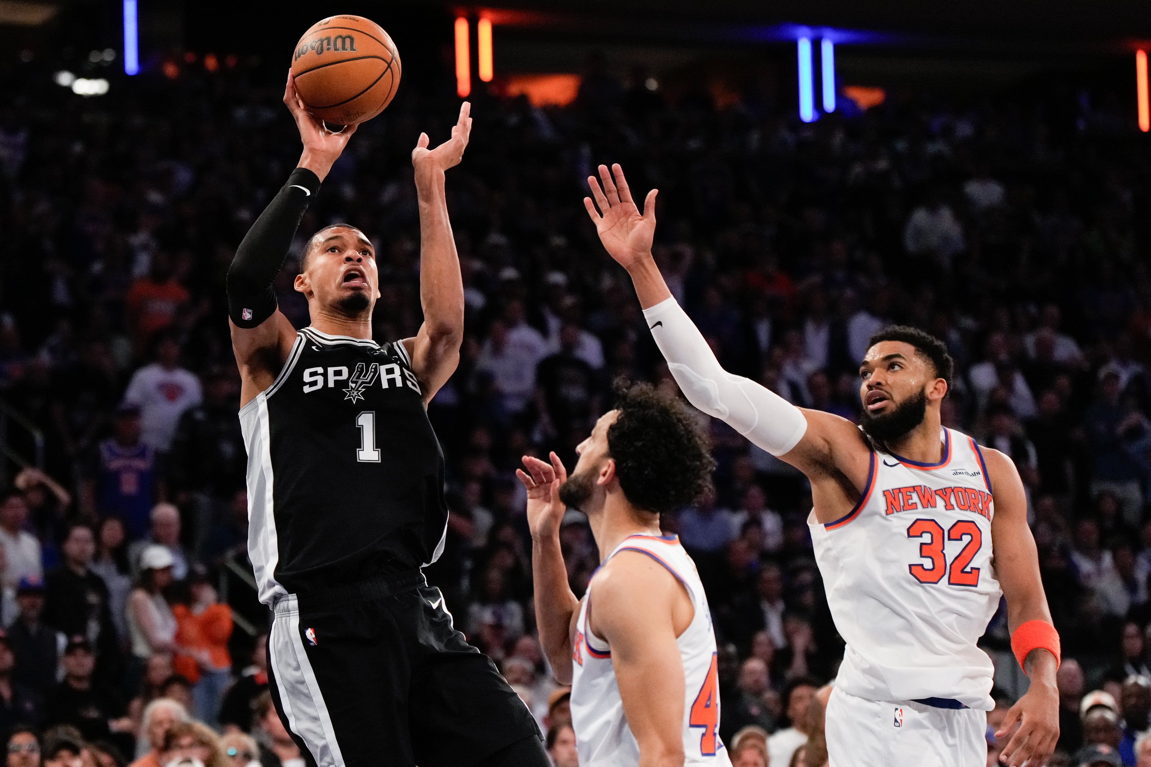 Los Spurs sacuden a los Knicks en su casa para mantenerse con vida en la final de la NBA