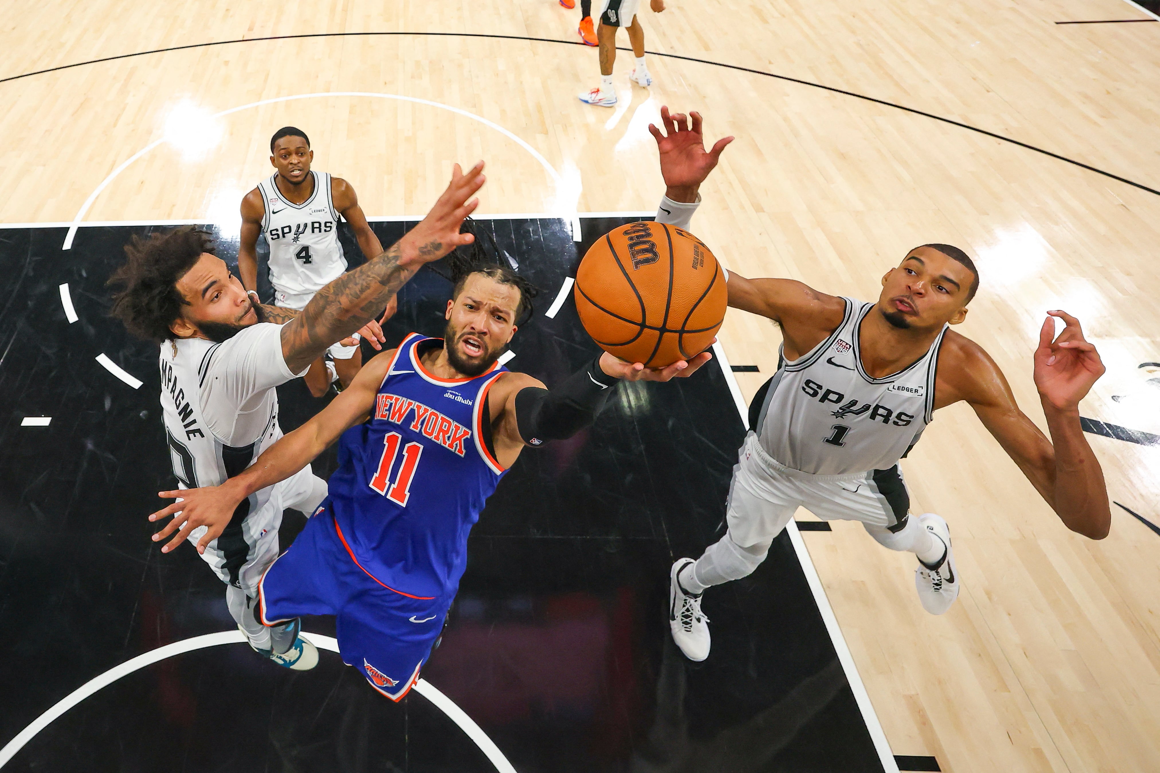 Los Spurs mueren en la orilla y los Knicks ponen distancia en la final de la NBA