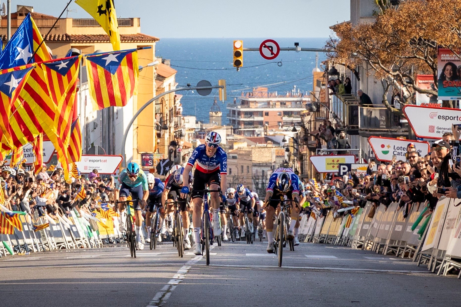 Godon y la ‘foto finish’ arrebatan la gloria a Evenepoel en la apertura de la Volta a Catalunya