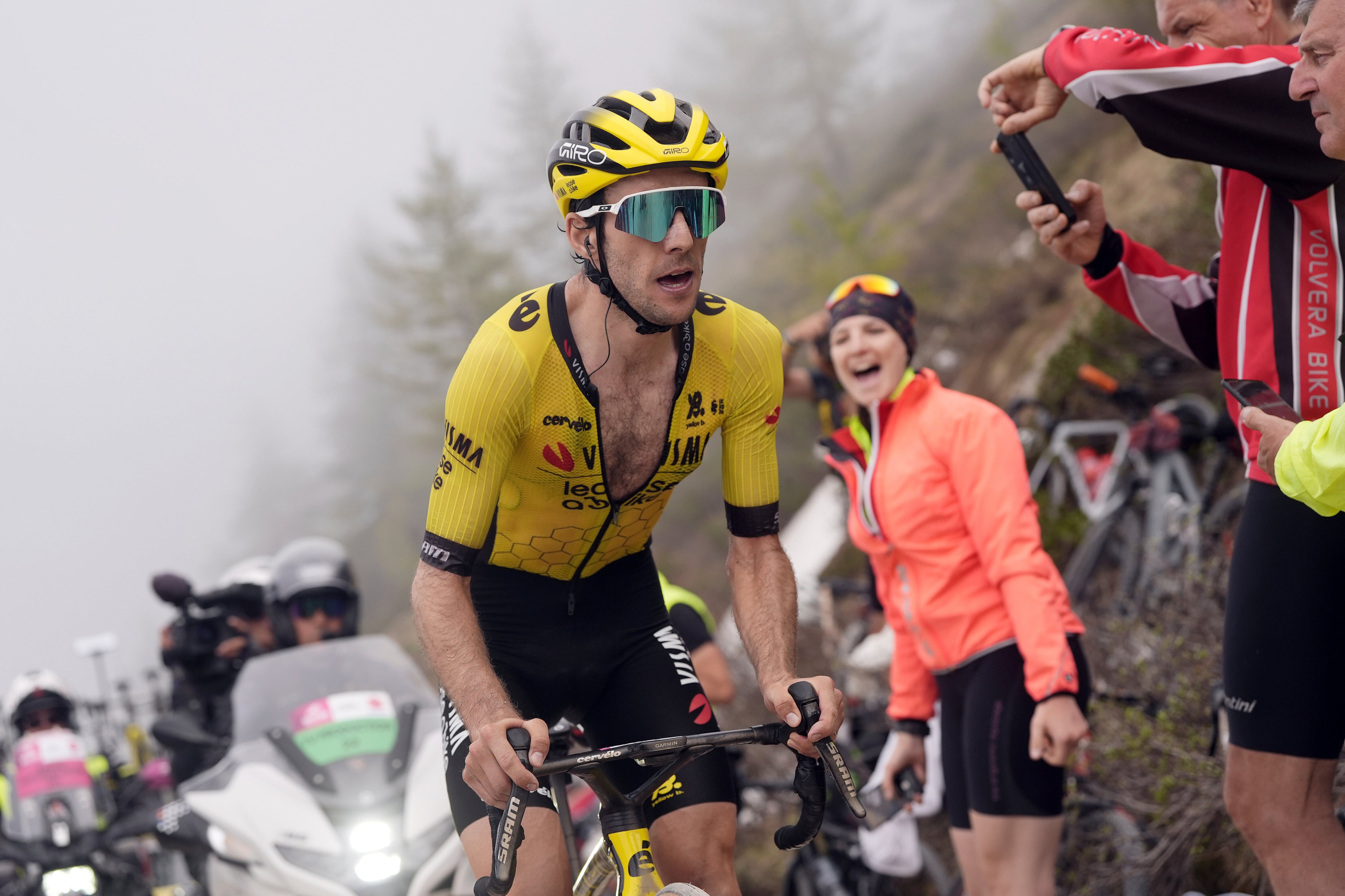 Simon Yates, vigente campeón del Giro de Italia, anuncia su retirada ante el estupor del pelotón