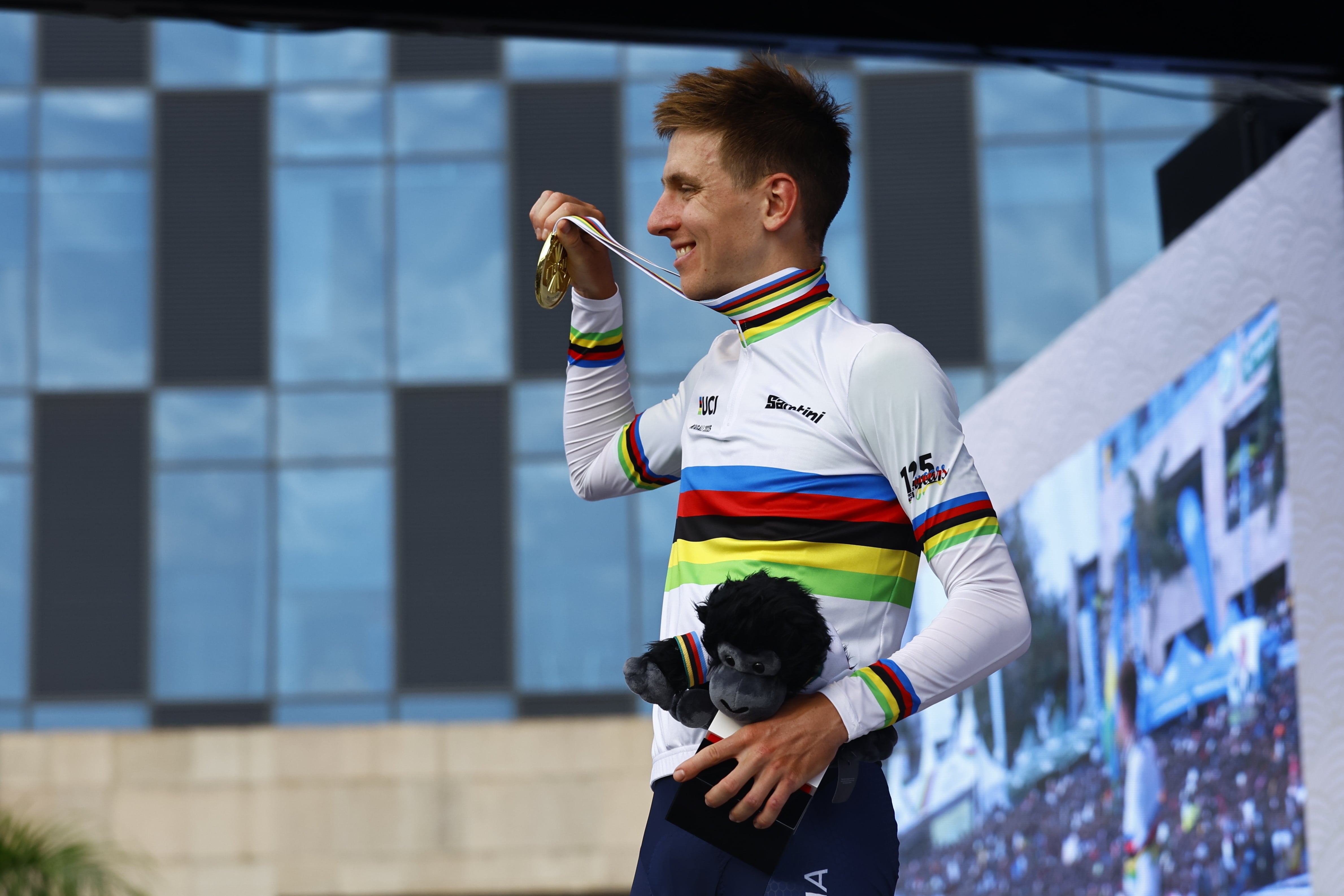 Tadej Pogacar, solo en las estrellas del universo ciclista