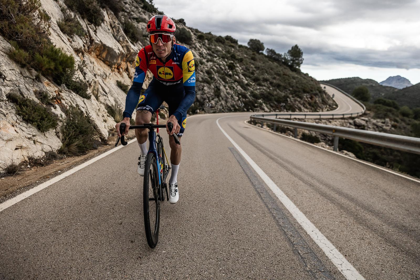 El Lidl-Trek de Ayuso, tajante con la temeridad de Aleix Espargaró en bicicleta: “No refleja nuestros valores”