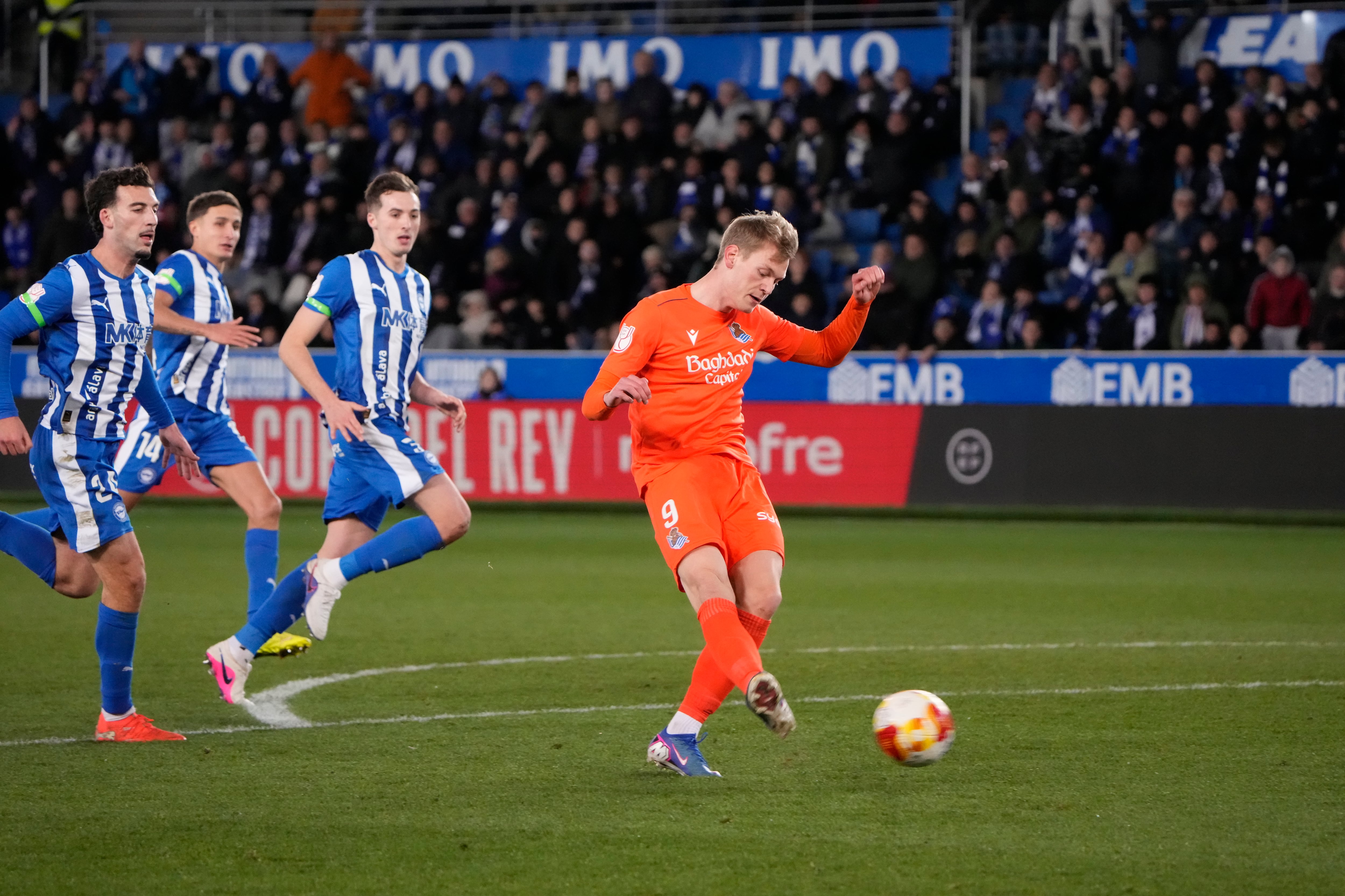 La Real sobrevive tras una fantástica remontada al Alavés