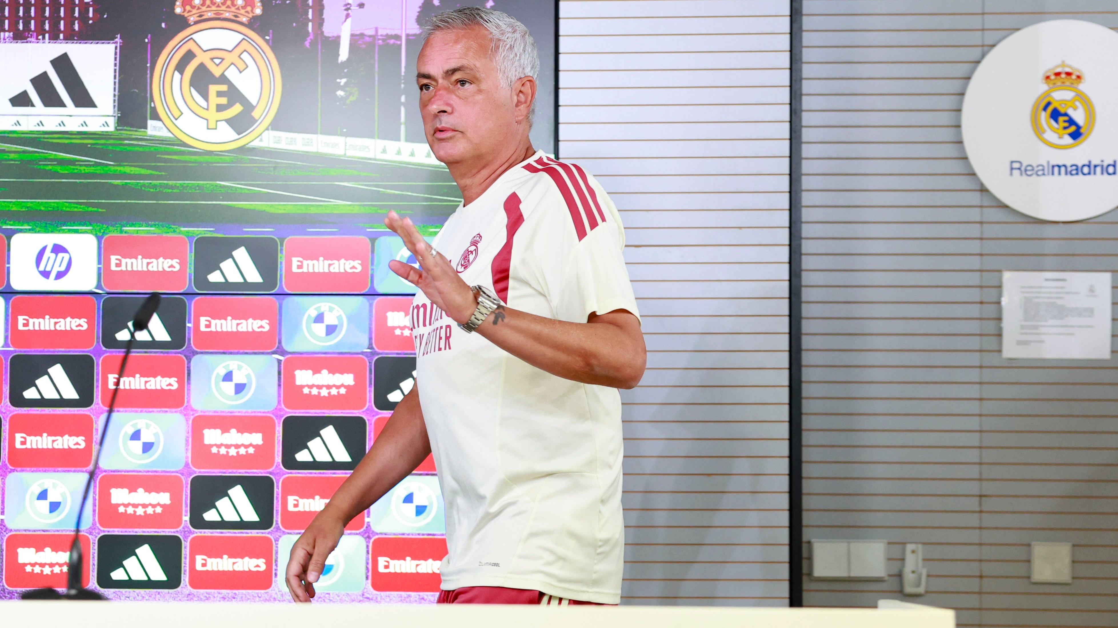 Mourinho, en su primera rueda de prensa: “Con cada título del Real Madrid, tenía una llamada del presi”