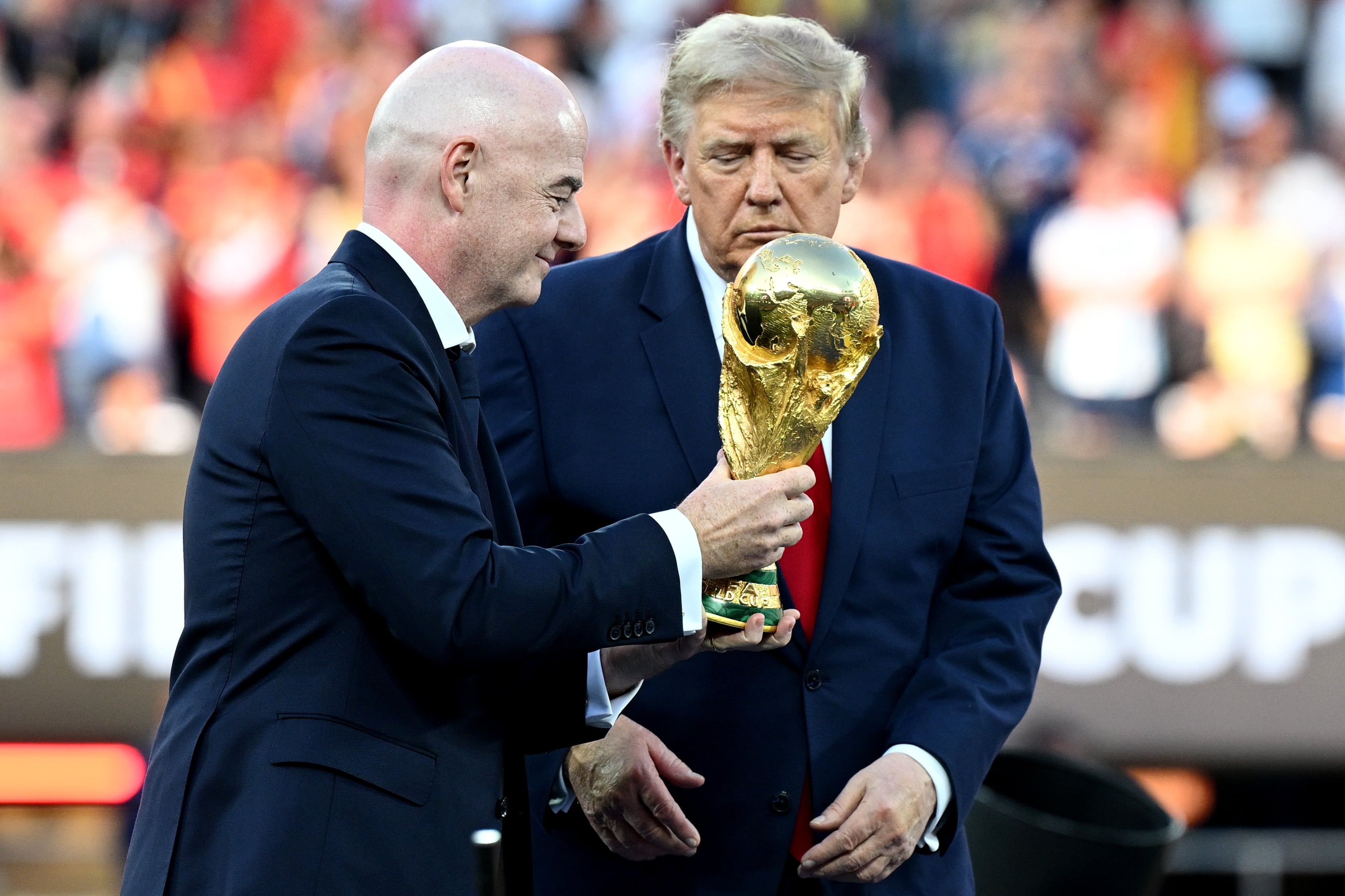 El mundo del fútbol estrecha la presión sobre Infantino