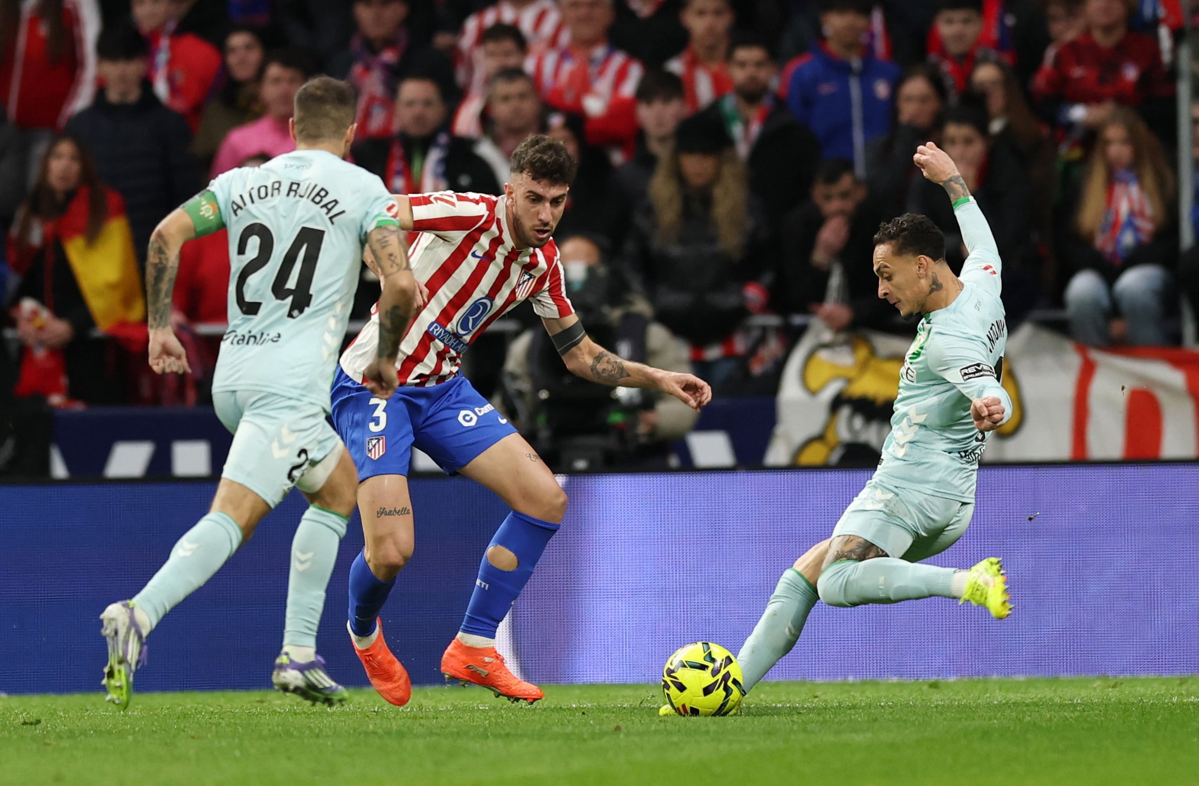 El Betis se cobra la revancha ante el Atlético más irregular