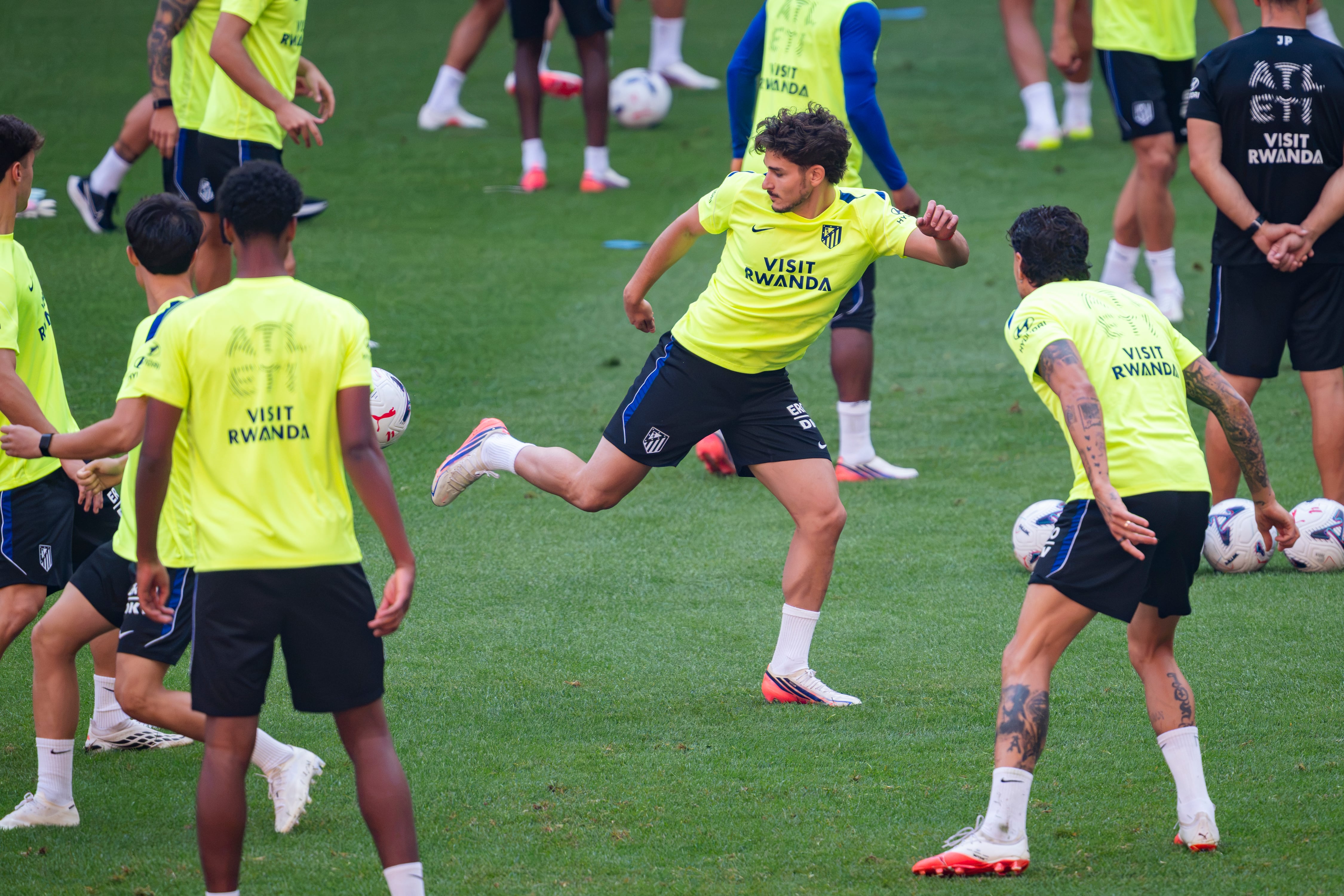 El Barcelona no se da por vencido y se da hasta el lunes para resolver el futuro de Julián Alvarez