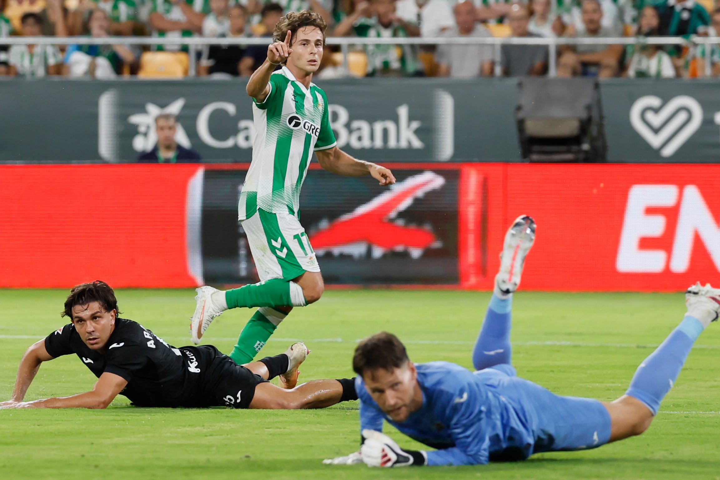 El golpeo de Riquelme y un gran Valles impulsan al Betis ante la Real Sociedad