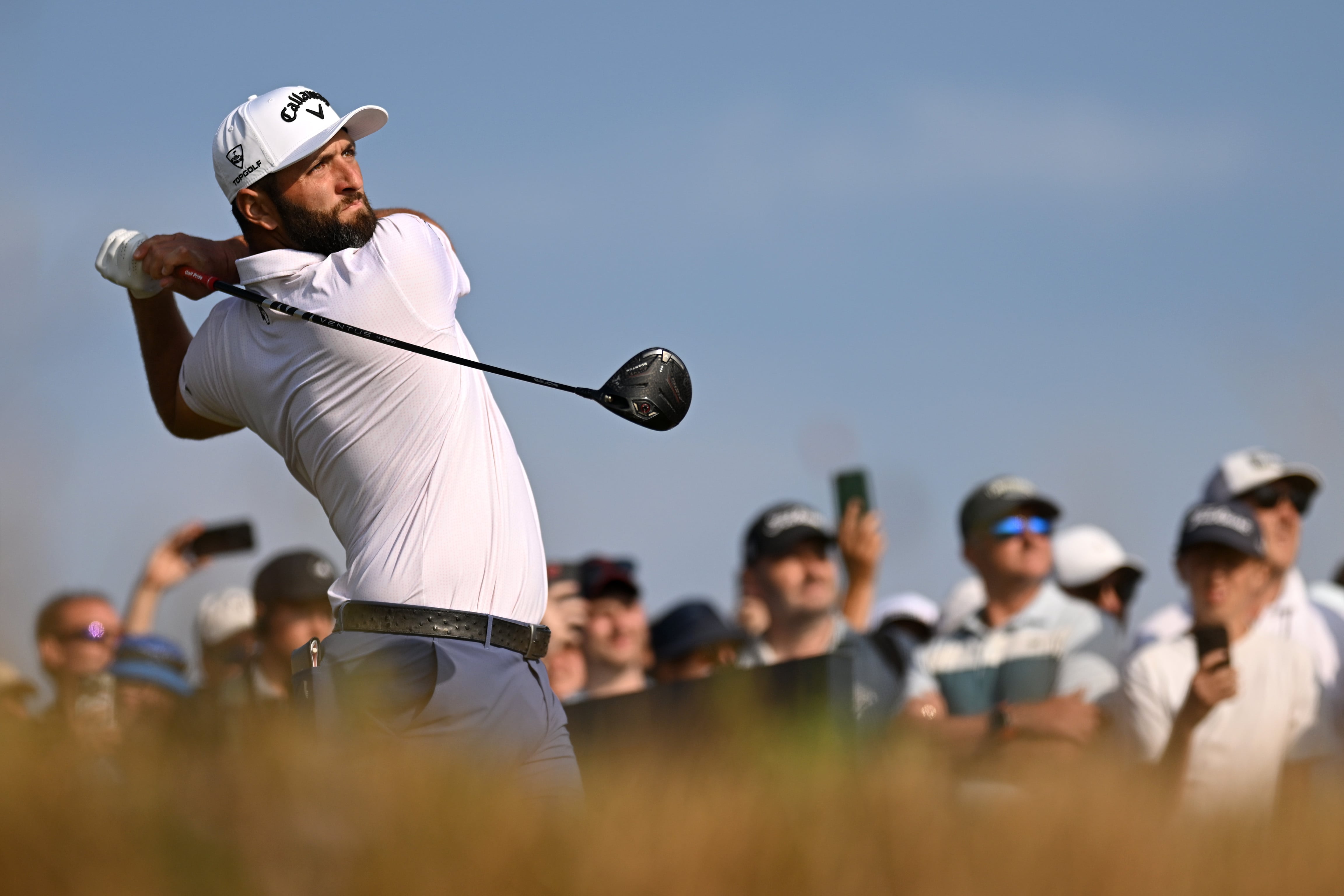 Jon Rahm llama a la puerta en un día de récords y sanciones