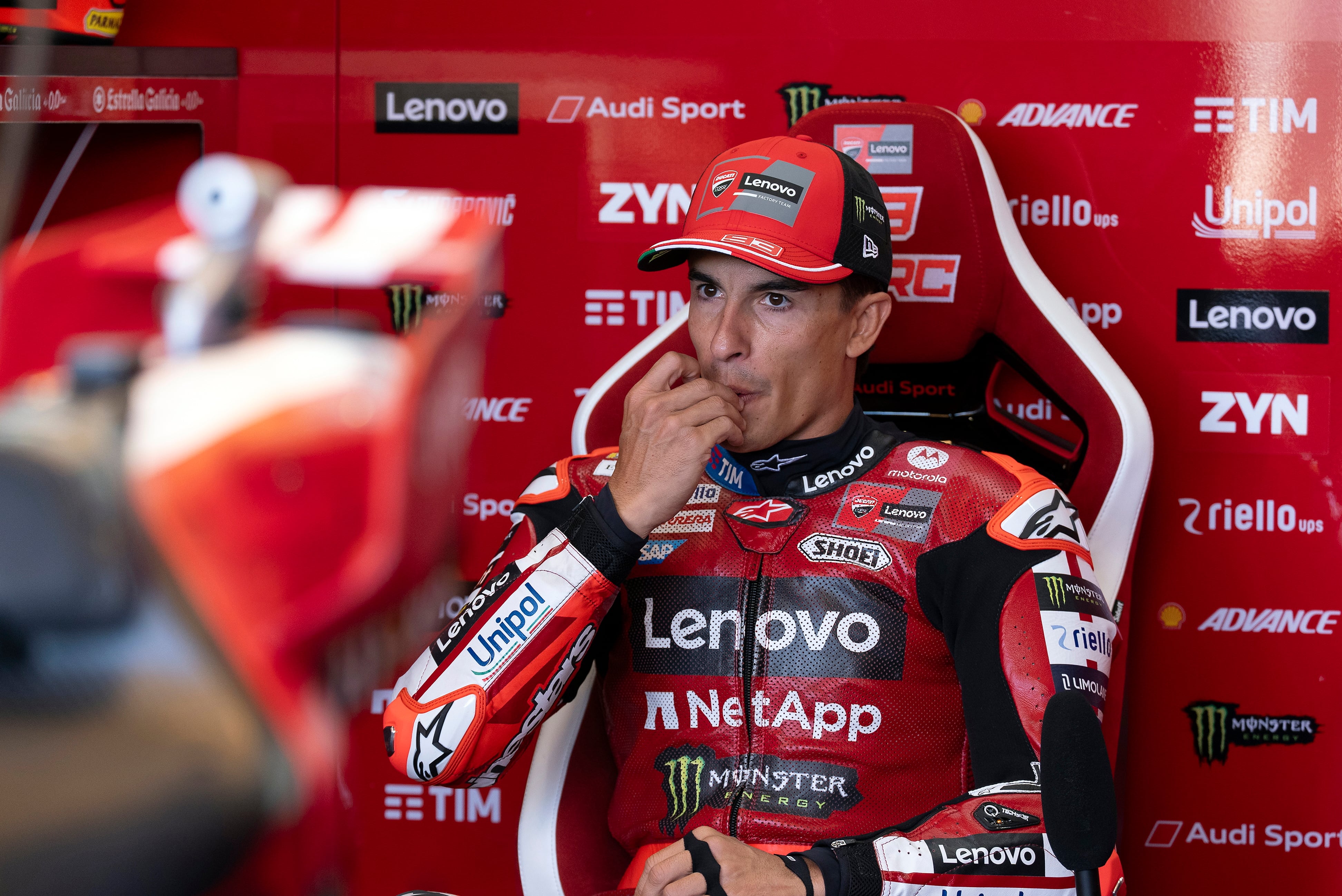 El enigma físico de Marc Márquez, el piloto que tiene prohibido dormir del lado derecho y que lucha por otro Mundial con un brazo y medio