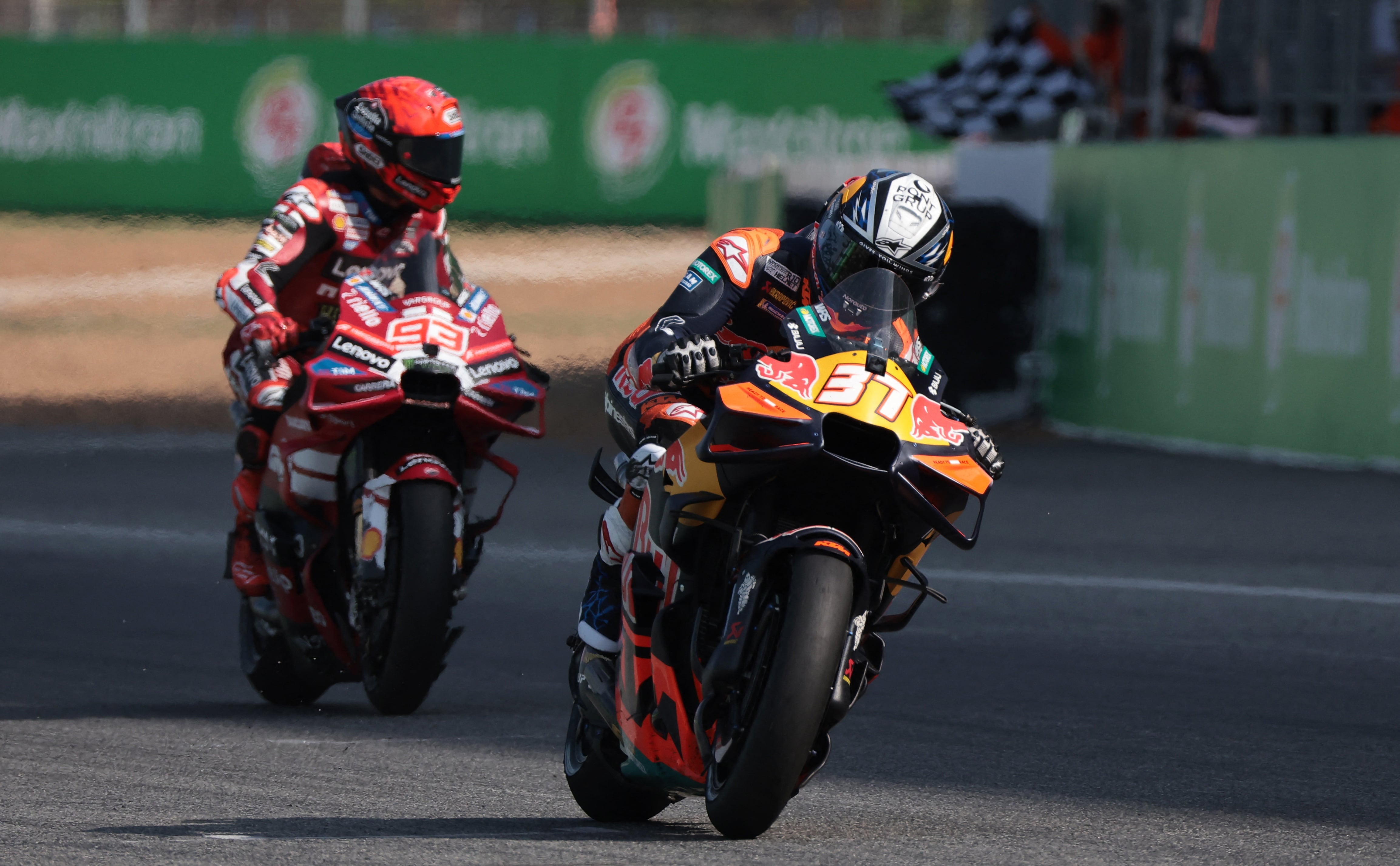 Pedro Acosta se estrena como ganador en MotoGP tras plantar cara a un combativo y sancionado Marc Márquez