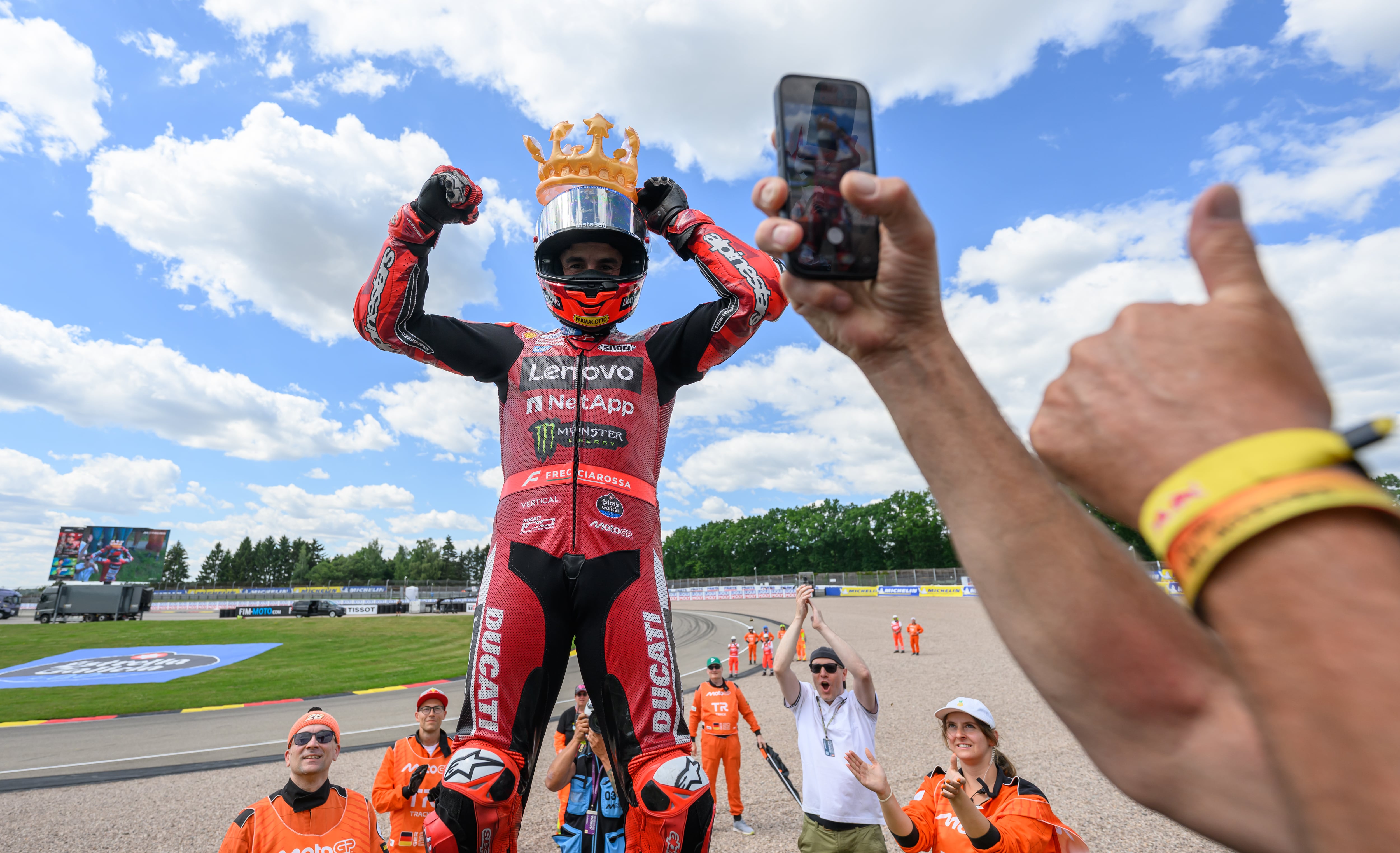 Marc Márquez se corona en el GP de Alemania para irse de vacaciones a las puertas del liderato en MotoGP