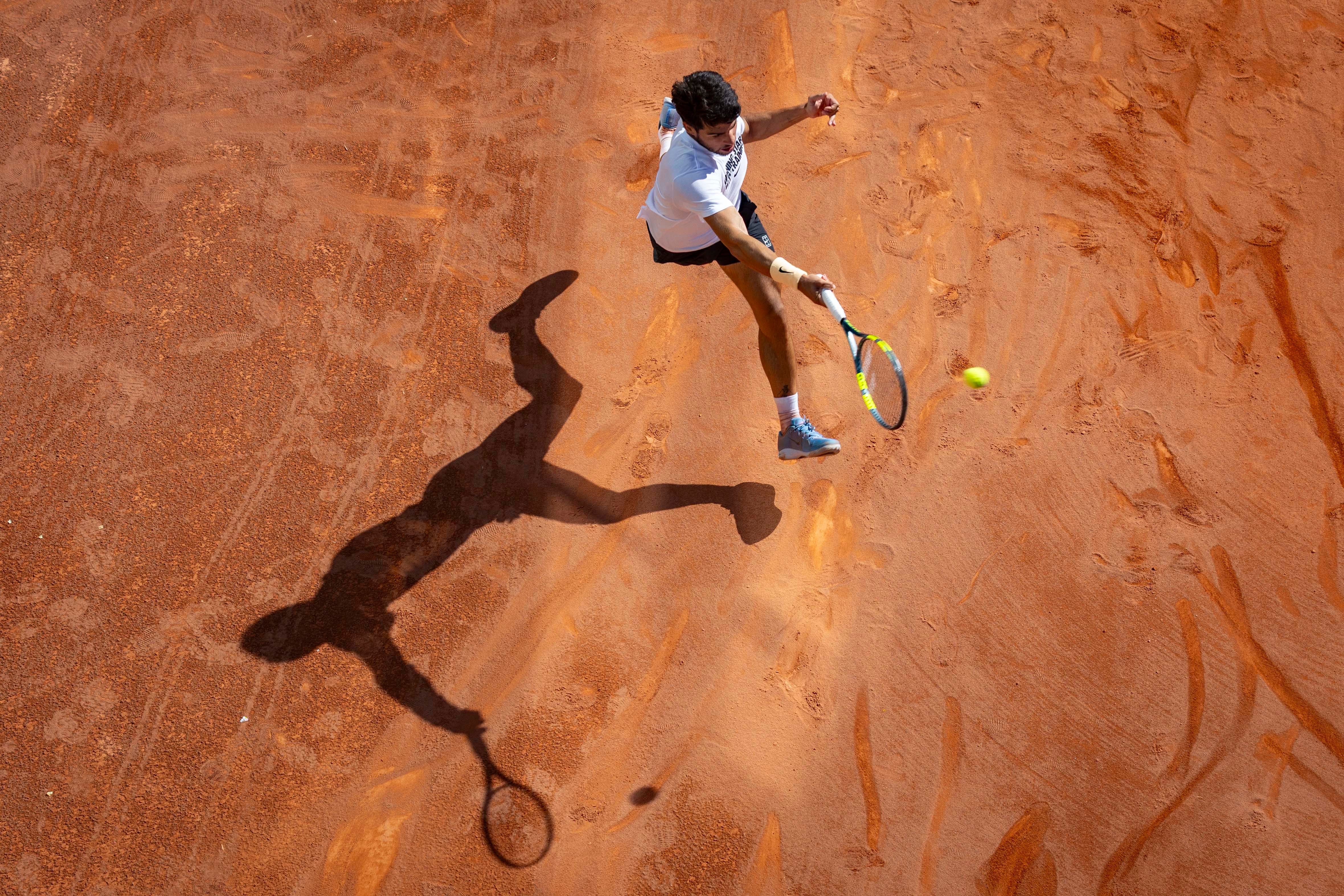 Alcaraz, sobre la tierra y ante lo inalcanzable: lograr el pleno que se le resistió hasta a Nadal