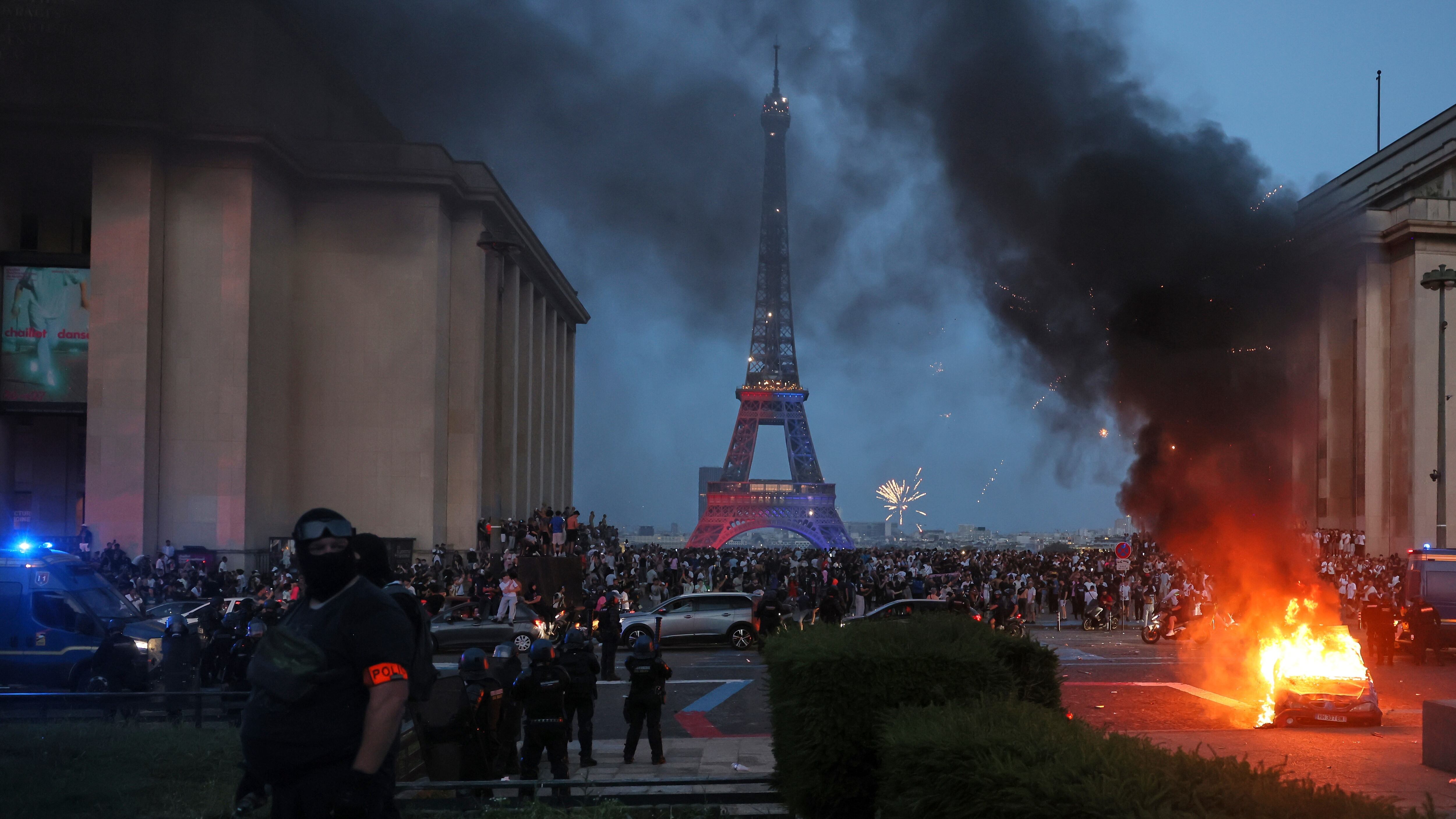 Las celebraciones del PSG se mezclan con los disturbios en París