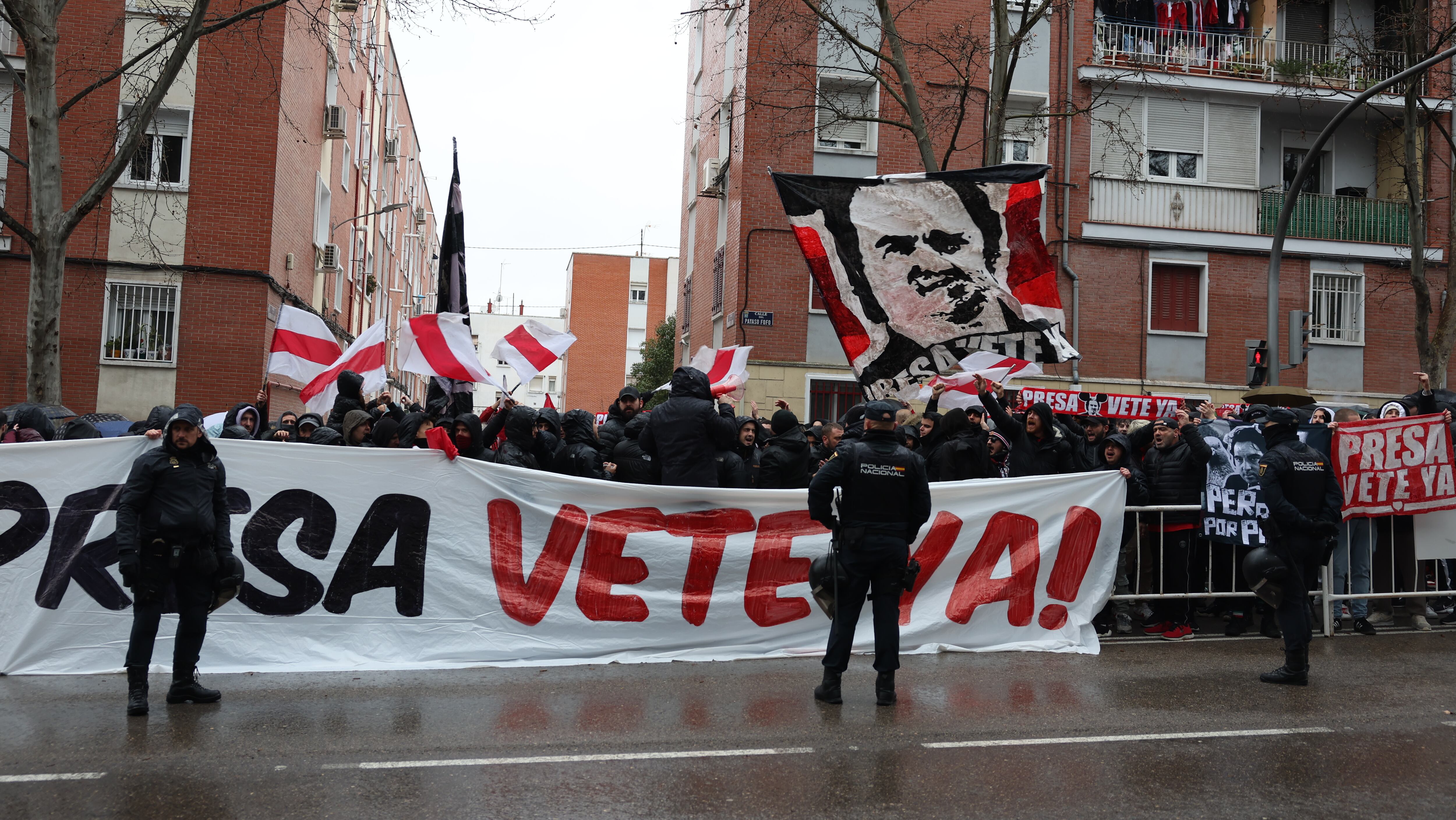 Cientos de aficionados se reúnen fuera del Estadio de Vallecas al grito de “Presa vete ya” tras la suspensión del Rayo - Oviedo 